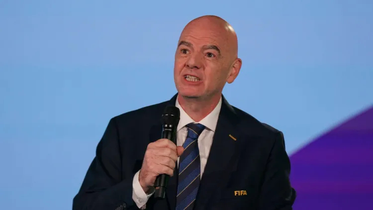 رئيس الفيفا جياني إنفانتينو يتحدث خلال مؤتمر صحفي وسط أزمة مقاطعة UEFA ورفض دعم إيطاليا لترشحه في انتخابات مارس.