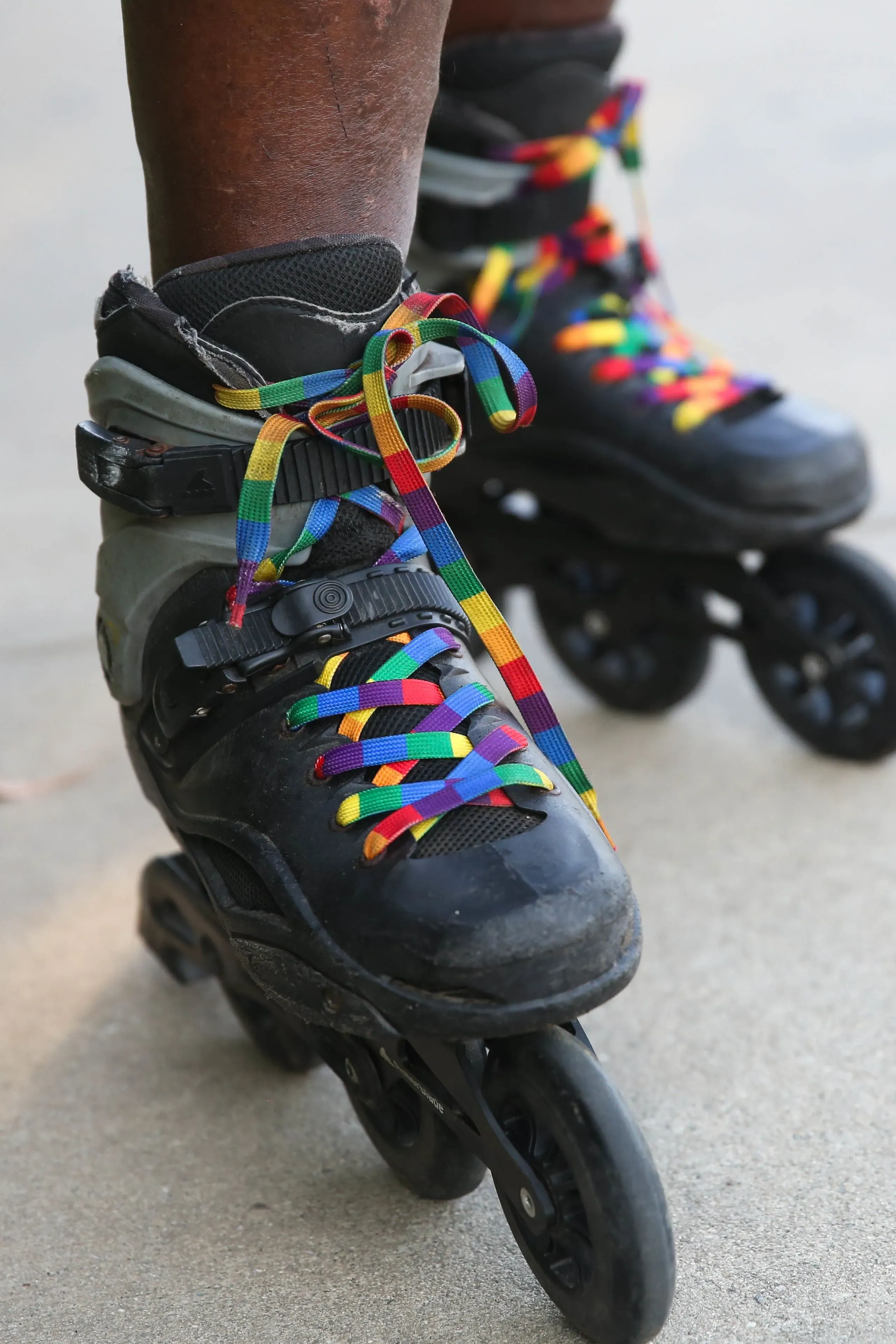 زلاجات كيفن راندولف الملونة بأربطة قوس قزح، تعكس حيويته أثناء تزلجه على بيلت لاين في أتلانتا، حيث يمثل رمزاً للمدينة.