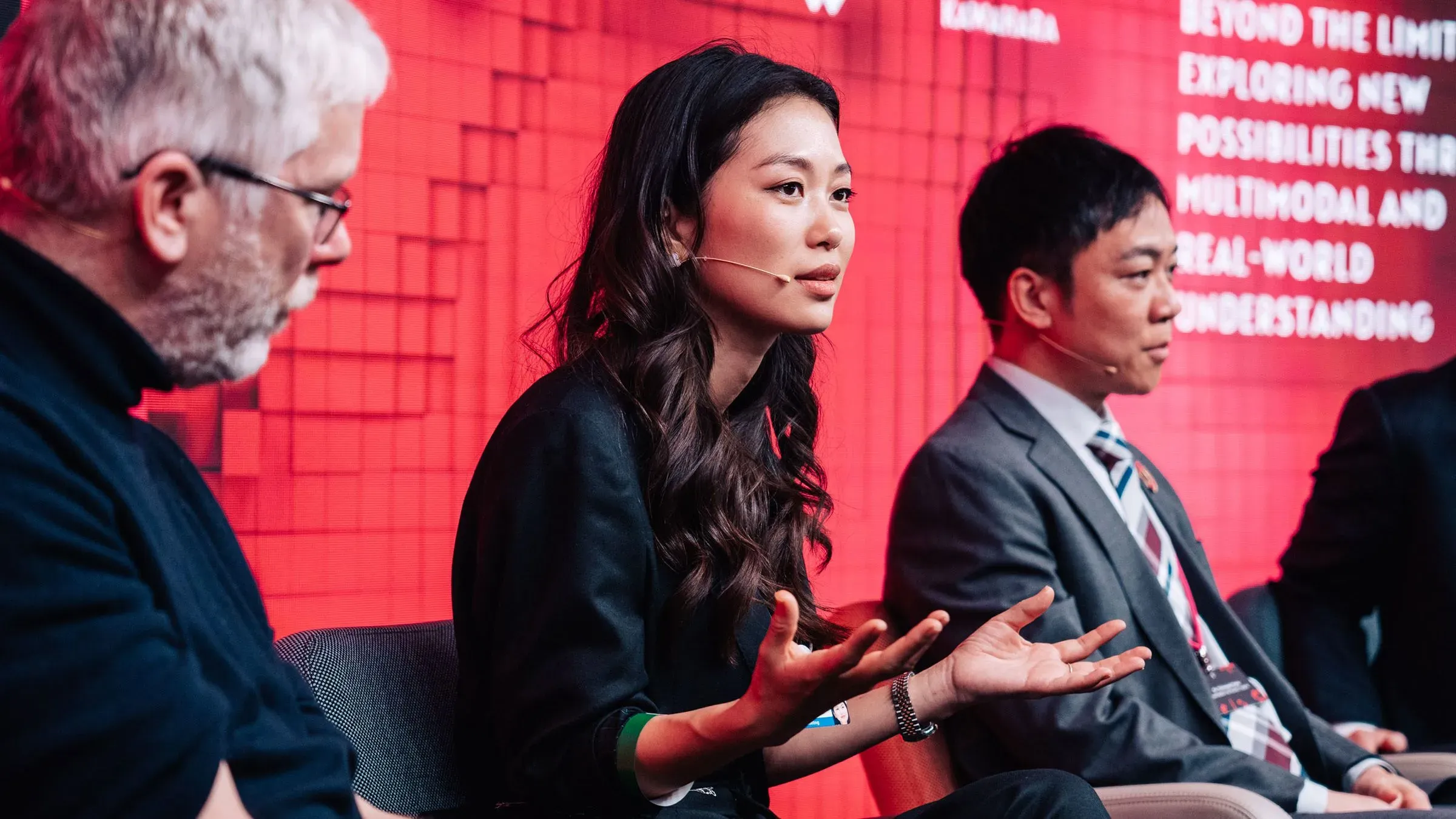 شابة تتحدث بحماسة خلال جلسة في المنتدى الاقتصادي العالمي، موضحة أهمية الشمول الرقمي في منغوليا والمشاريع المرتبطة بالذكاء الاصطناعي.