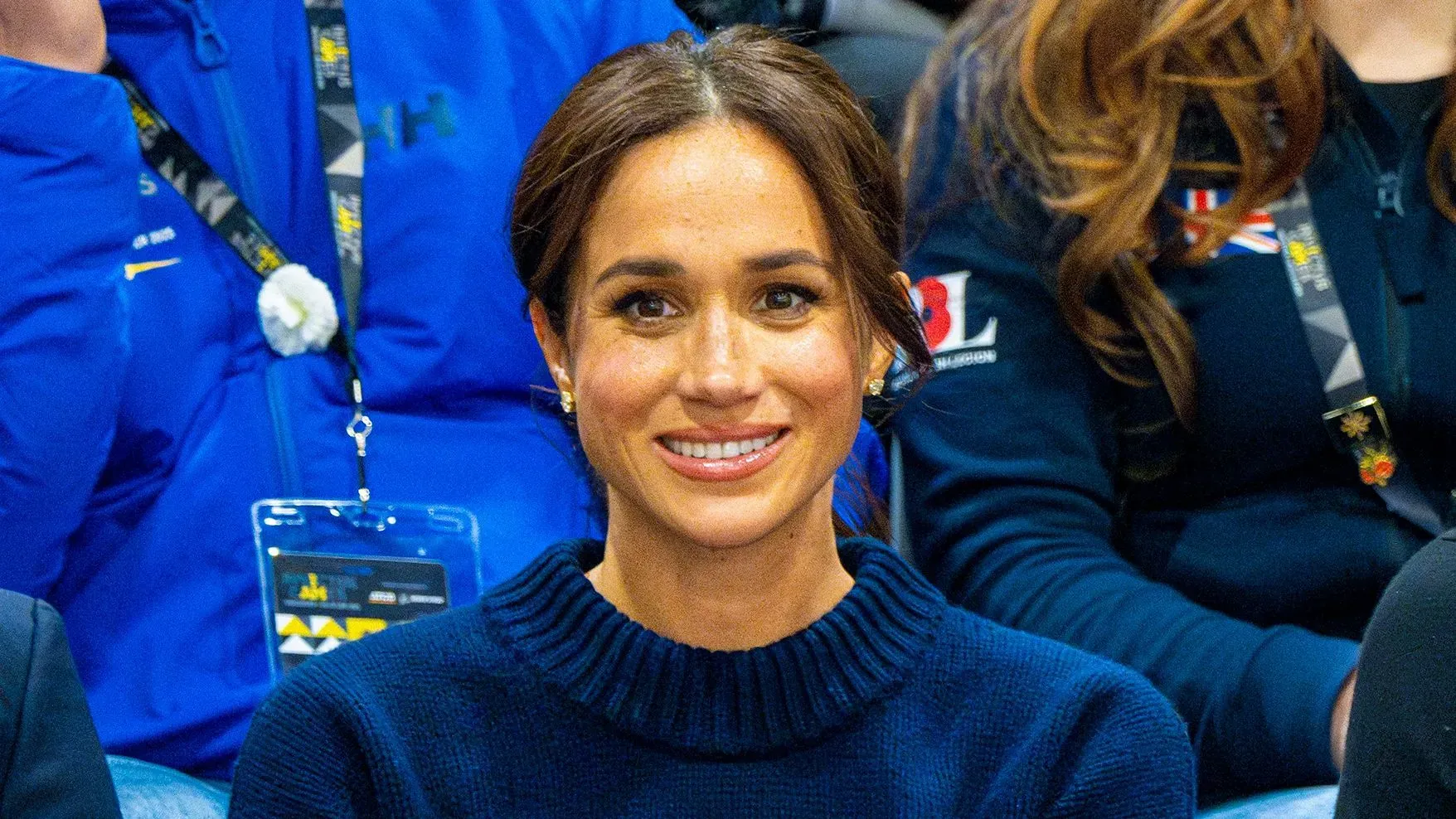 ميغان، دوقة ساسكس، مبتسمة في حدث عام، حيث أعلنت عن إطلاق علامتها التجارية الجديدة "As Ever" ومشاركة تفاصيل عن حياتها المهنية.