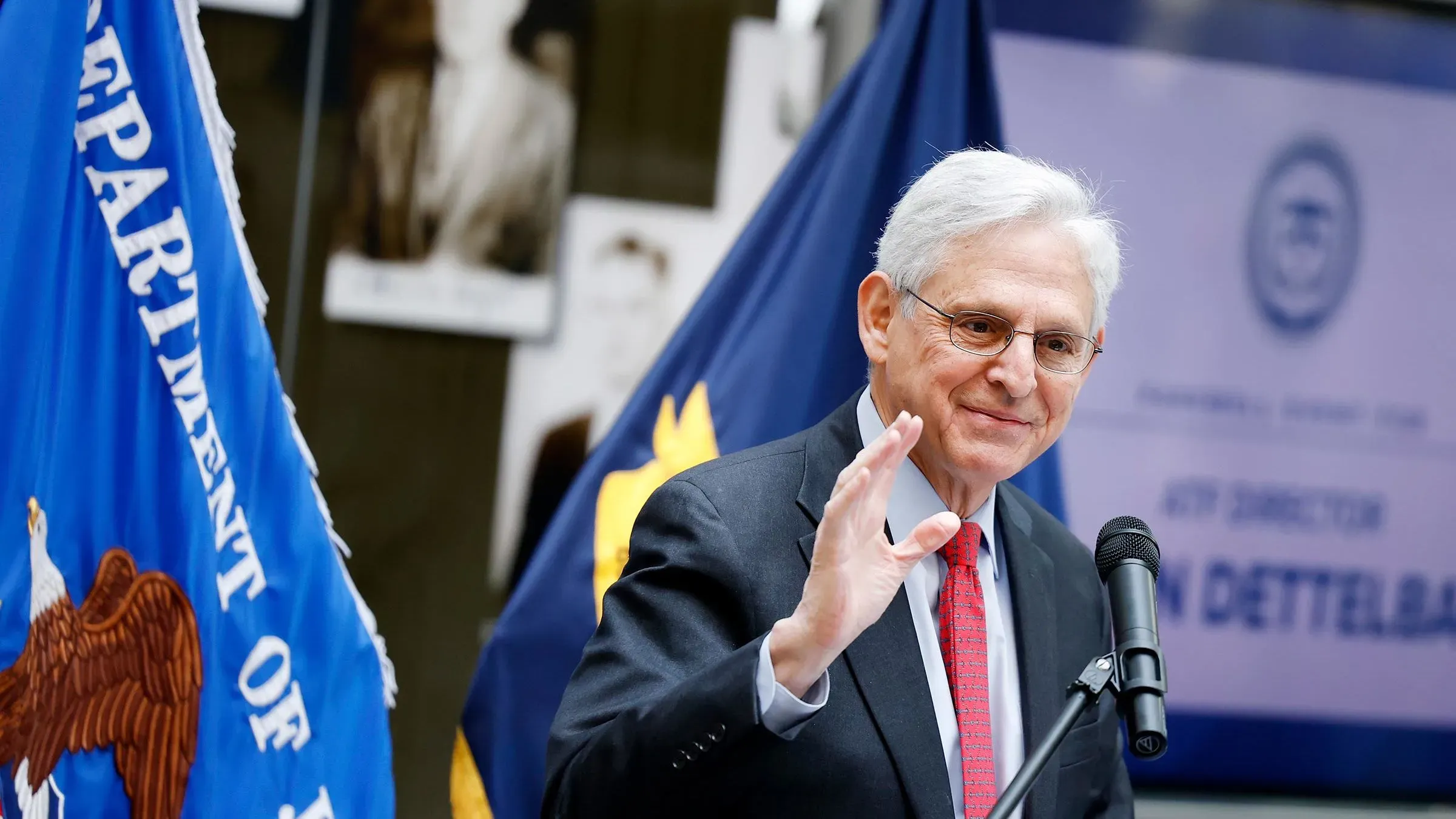 ميريك غارلاند، المدعي العام الأمريكي، يودع موظفي وزارة العدل، مع خلفية الأعلام الأمريكية، مشيرًا إلى التحديات السياسية التي واجهها.