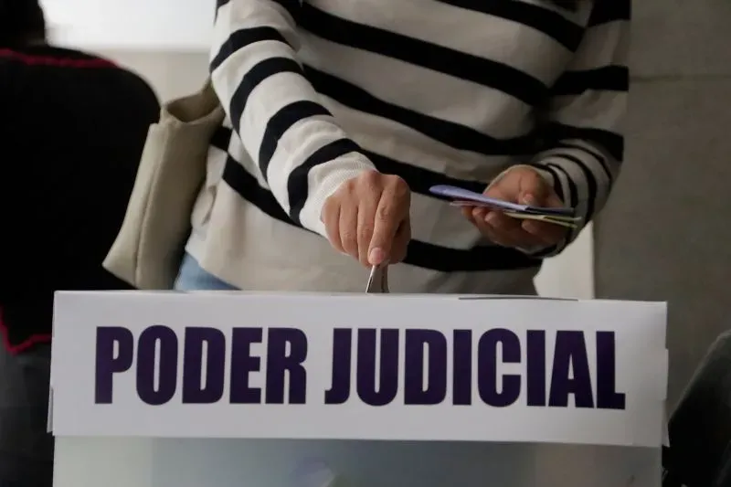 ناخب يضع ورقة الاقتراع في صندوق "السلطة القضائية" خلال أول انتخابات قضائية في المكسيك، حيث بلغت نسبة المشاركة حوالي 13%.