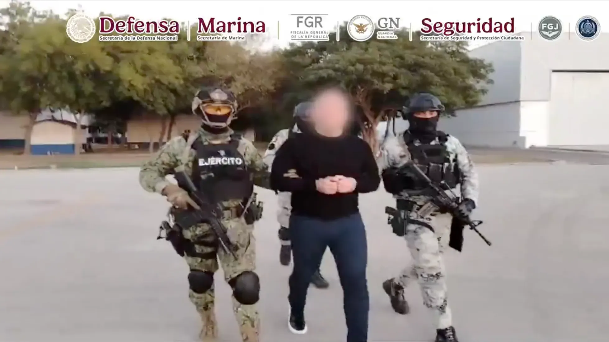 اعتقال أحد أعضاء كارتل سينالوا في كولياكان، مع وجود قوات الأمن المسلحة حوله، في إطار جهود مكافحة الجريمة المنظمة.