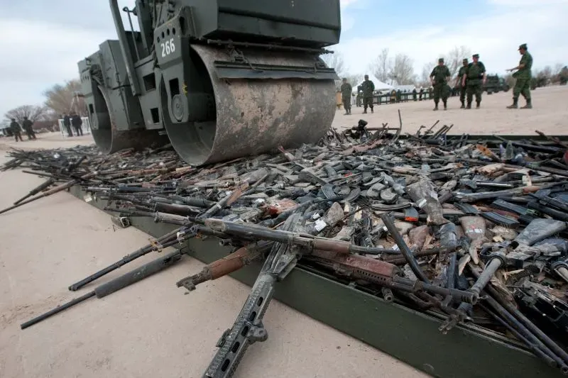 صورة تظهر دبابة تسحق كميات كبيرة من الأسلحة النارية في المكسيك، في إطار جهود الحكومة لمواجهة عنف العصابات والتهريب.