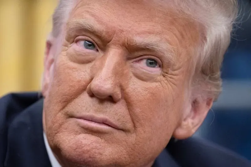 صورة مقربة لدونالد ترامب، حيث يظهر تعبير وجهه الجاد خلال مؤتمر صحفي، تعكس توتر العلاقات الأمريكية المكسيكية.