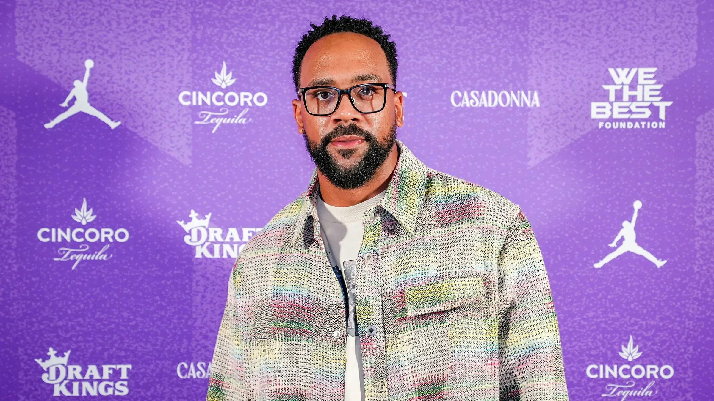 اعتُقل ماركوس جوردان، نجل أسطورة كرة السلة مايكل جوردان، بتهمة حيازة الكوكايين بعد العثور على سيارته عالقة على قضبان السكك الحديدية في فلوريدا.