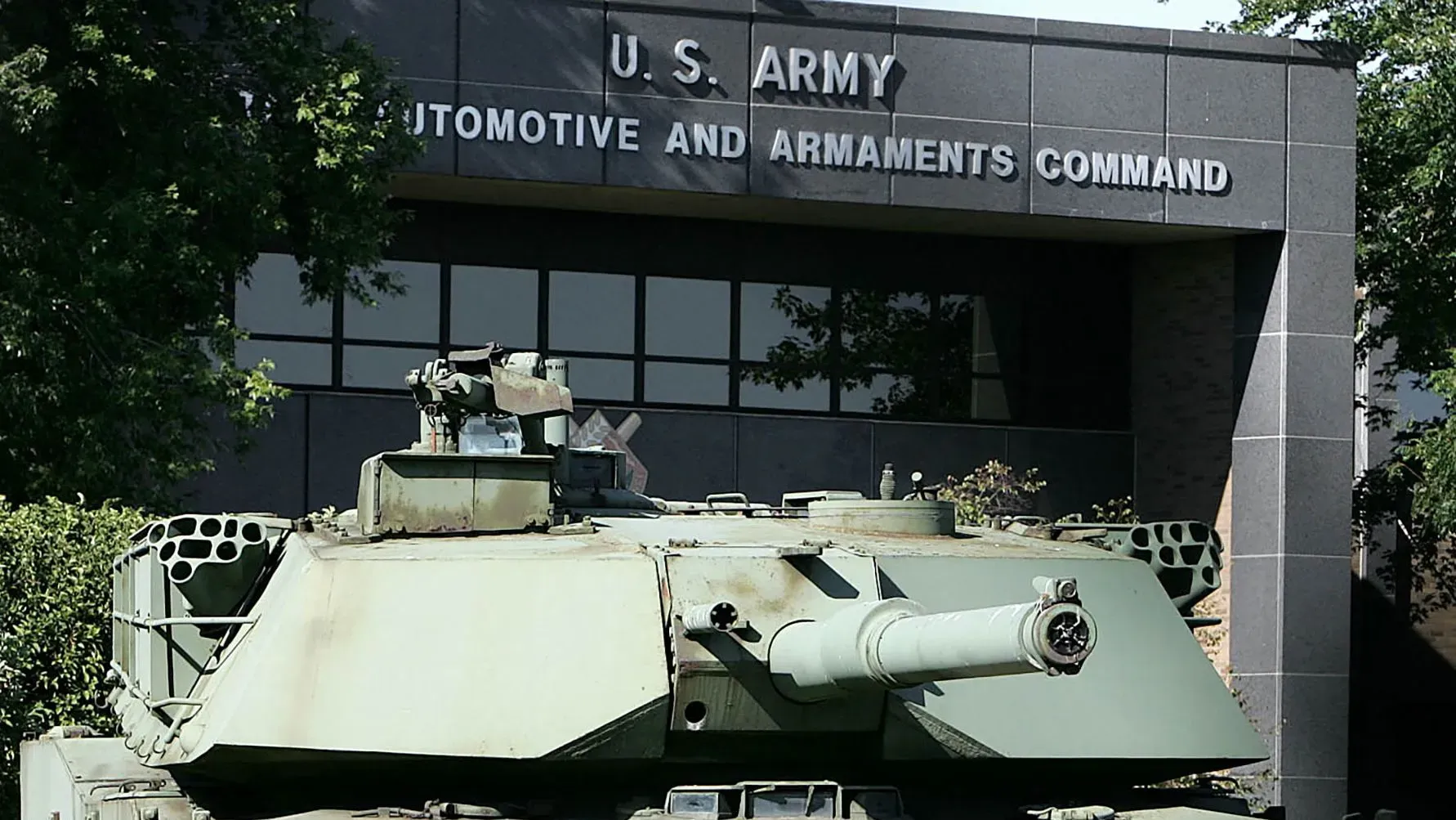 مدرعة عسكرية أمام مبنى قيادة السيارات والأسلحة في الجيش الأمريكي، تشير إلى التهديدات الأمنية والإرهابية المحتملة.