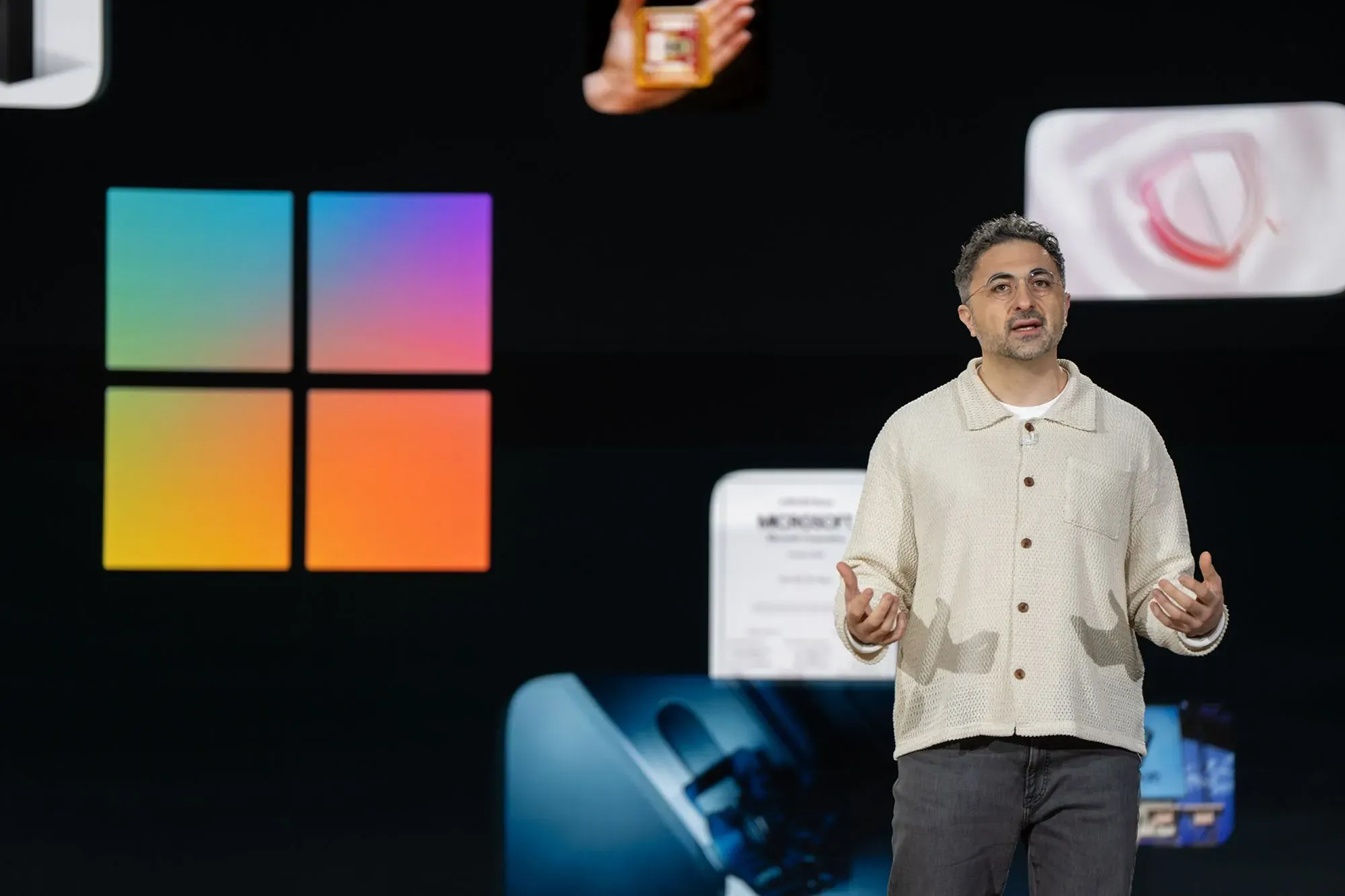 مصطفى سليمان، الرئيس التنفيذي للذكاء الاصطناعي في مايكروسوفت، يتحدث عن تطوير أدوات ذكاء اصطناعي آمنة وداعمة، مع التركيز على التواصل البشري.