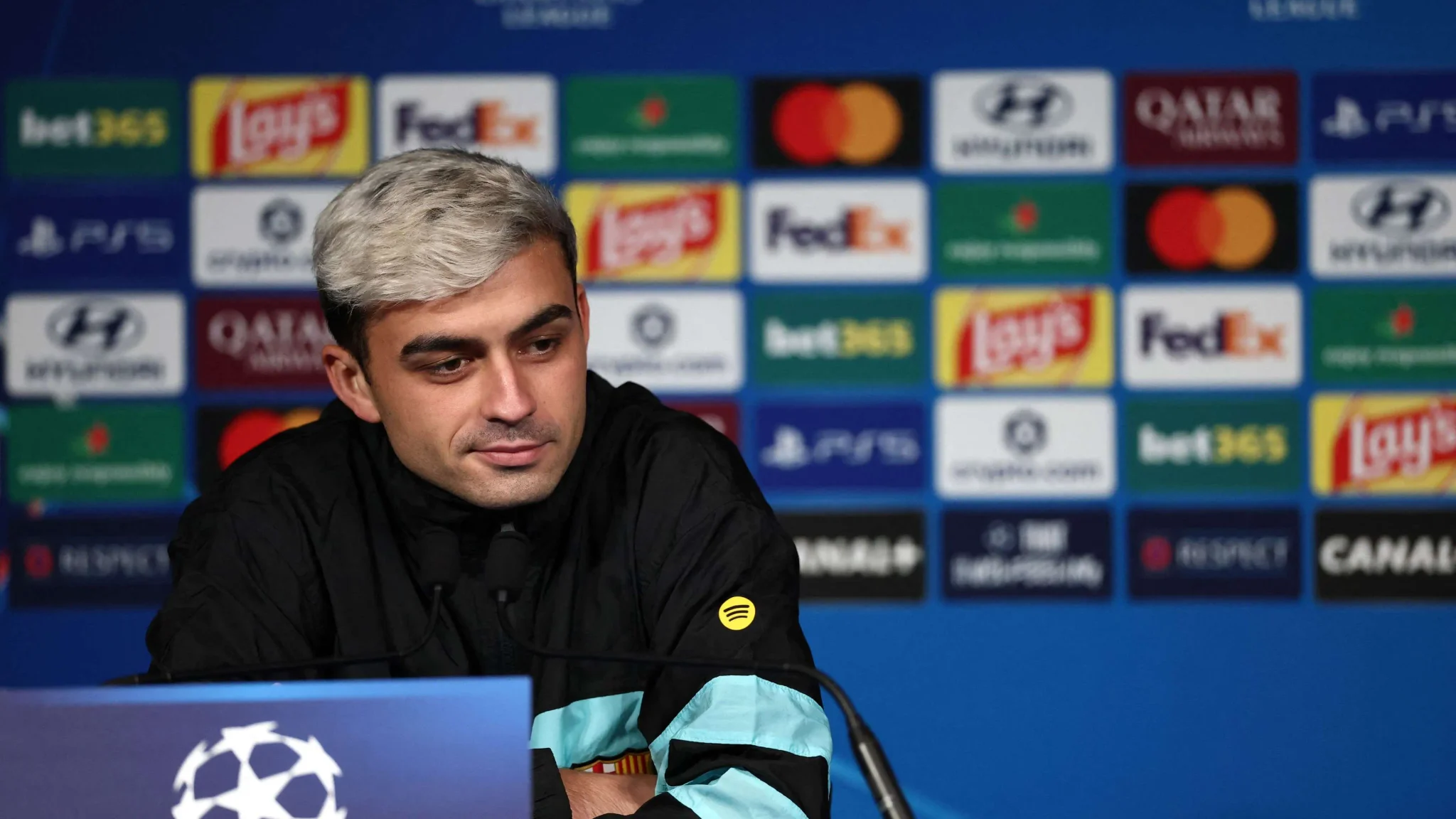 بيدري نجم وسط برشلونة يتحدث في مؤتمر صحفي قبل مواجهة باريس سان جيرمان بدوري أبطال أوروبا، مع التركيز على استحواذ الكرة وأهمية وسط الميدان.