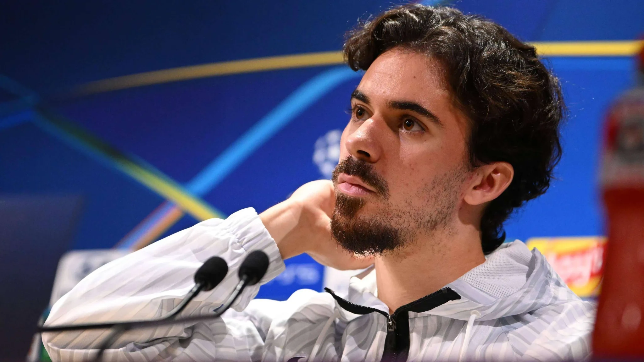 نجم وسط برشلونة بيدري يتحدث خلال مؤتمر صحفي قبل مواجهة باريس سان جيرمان في دوري أبطال أوروبا، مع التركيز على أهمية الاستحواذ في وسط الملعب.