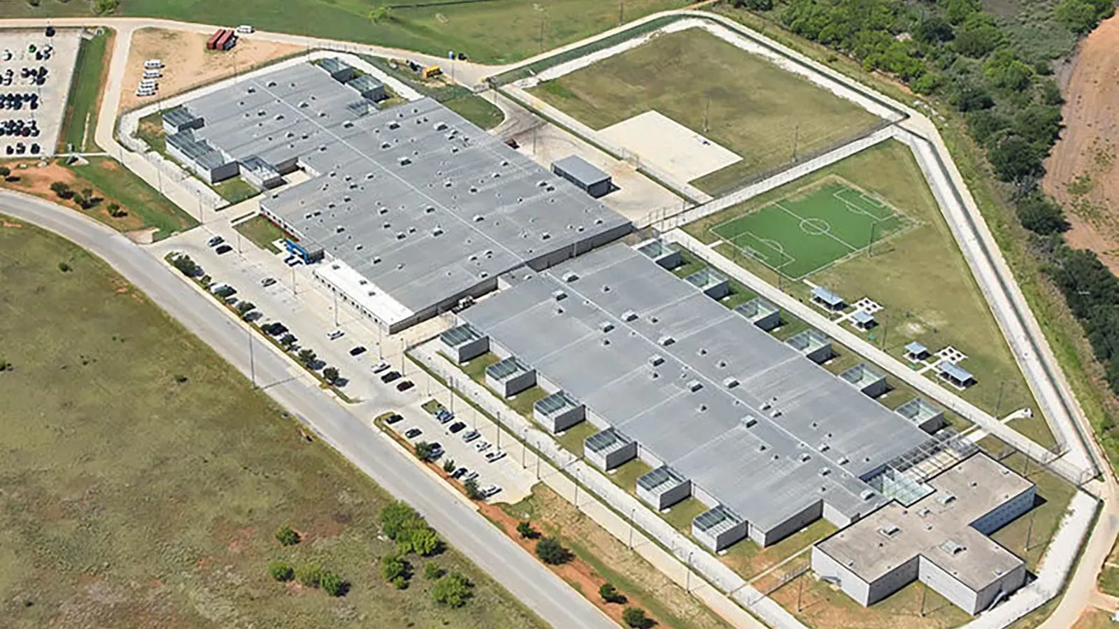 صورة جوية لمركز احتجاز المهاجرين في تكساس، حيث تم نقل مجموعة من المهاجرين قبل ترحيلهم المحتمل إلى ليبيا.