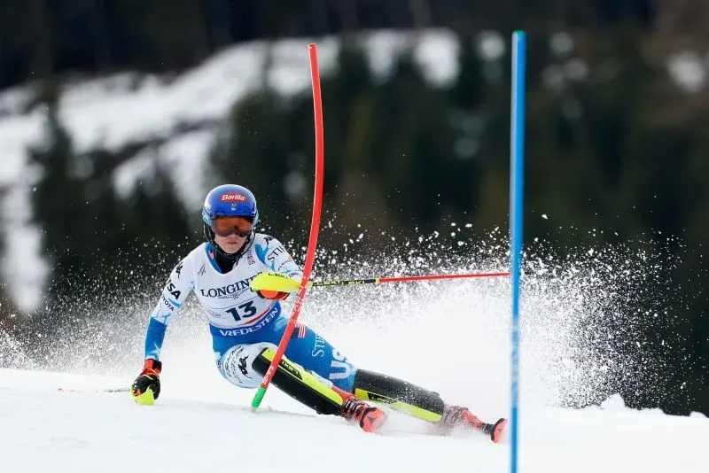 ميكايلا شيفرين تتزلج في سباق التعرج، مع ترك آثار الثلج خلفها، خلال بطولة العالم في سالباخ، النمسا.