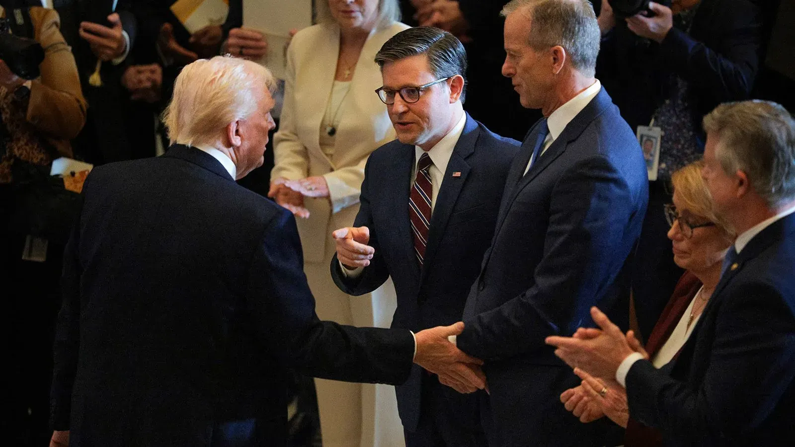 اجتماع بين الرئيس السابق ترامب وعدد من أعضاء الحزب الجمهوري، حيث يتم مناقشة خطة الميزانية والأولويات التشريعية.