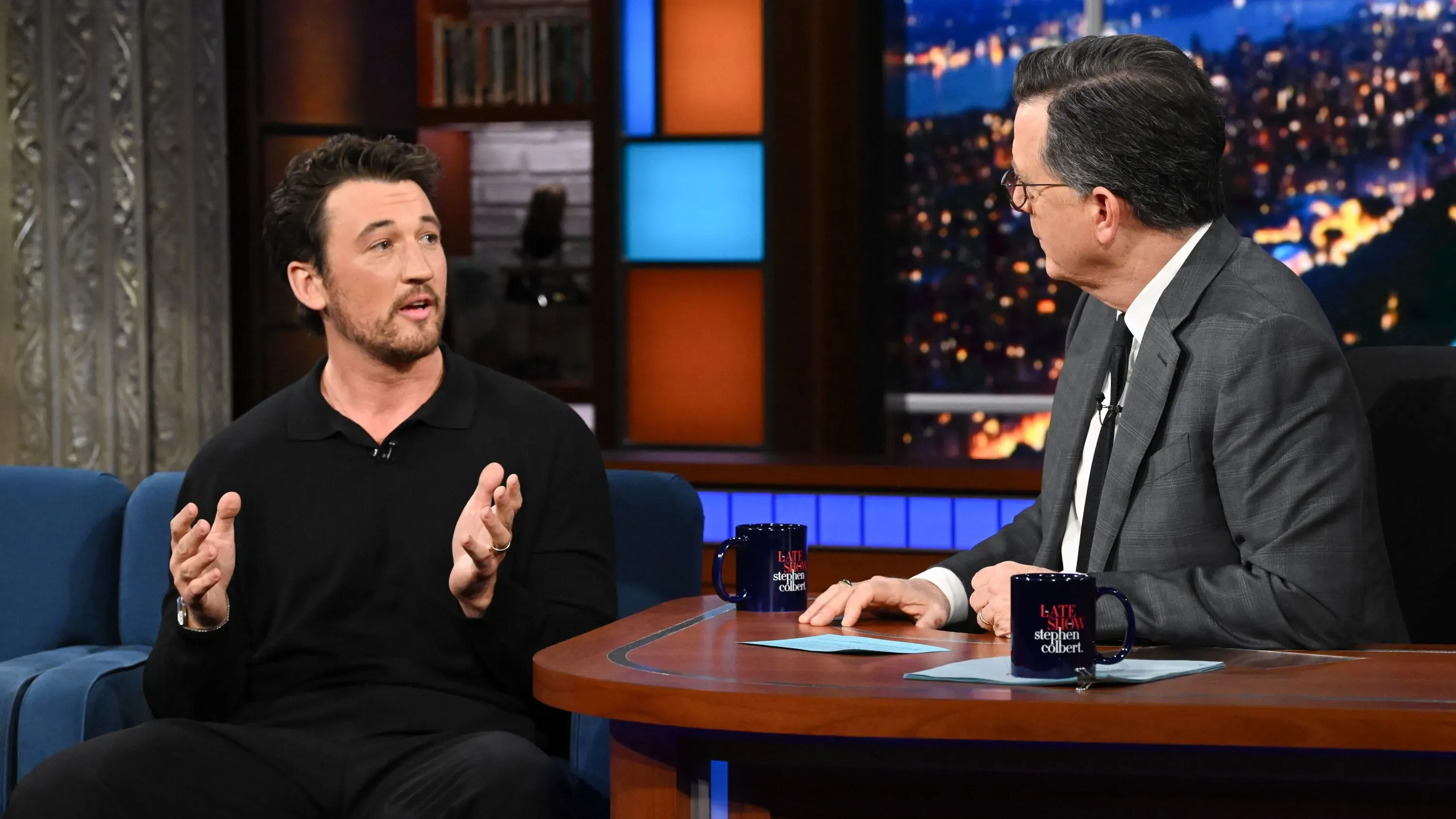 مايلز تيلر يتحدث في برنامج "The Late Show" مع ستيفن كولبرت، مستعرضًا تجربته في الهروب من حريق دمر منزله في لوس أنجلوس.