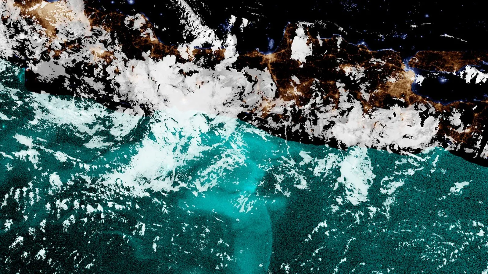 تظهر الصورة مشهدًا بحريًا يتضمن مياه متوهجة بلون أزرق مائل للخضرة، مما يعكس ظاهرة "البحار اللبنية" الغامضة.