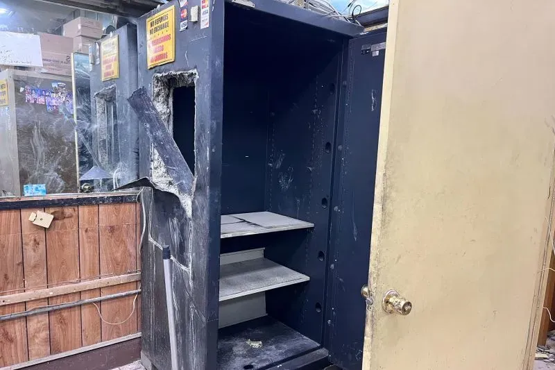 خزنة مجوهرات فارغة في متجر لوف جويلز بلوس أنجلوس، تظهر آثار الحفر من النفق الذي استخدمه اللصوص لسرقة بضائع بقيمة 10 ملايين دولار.