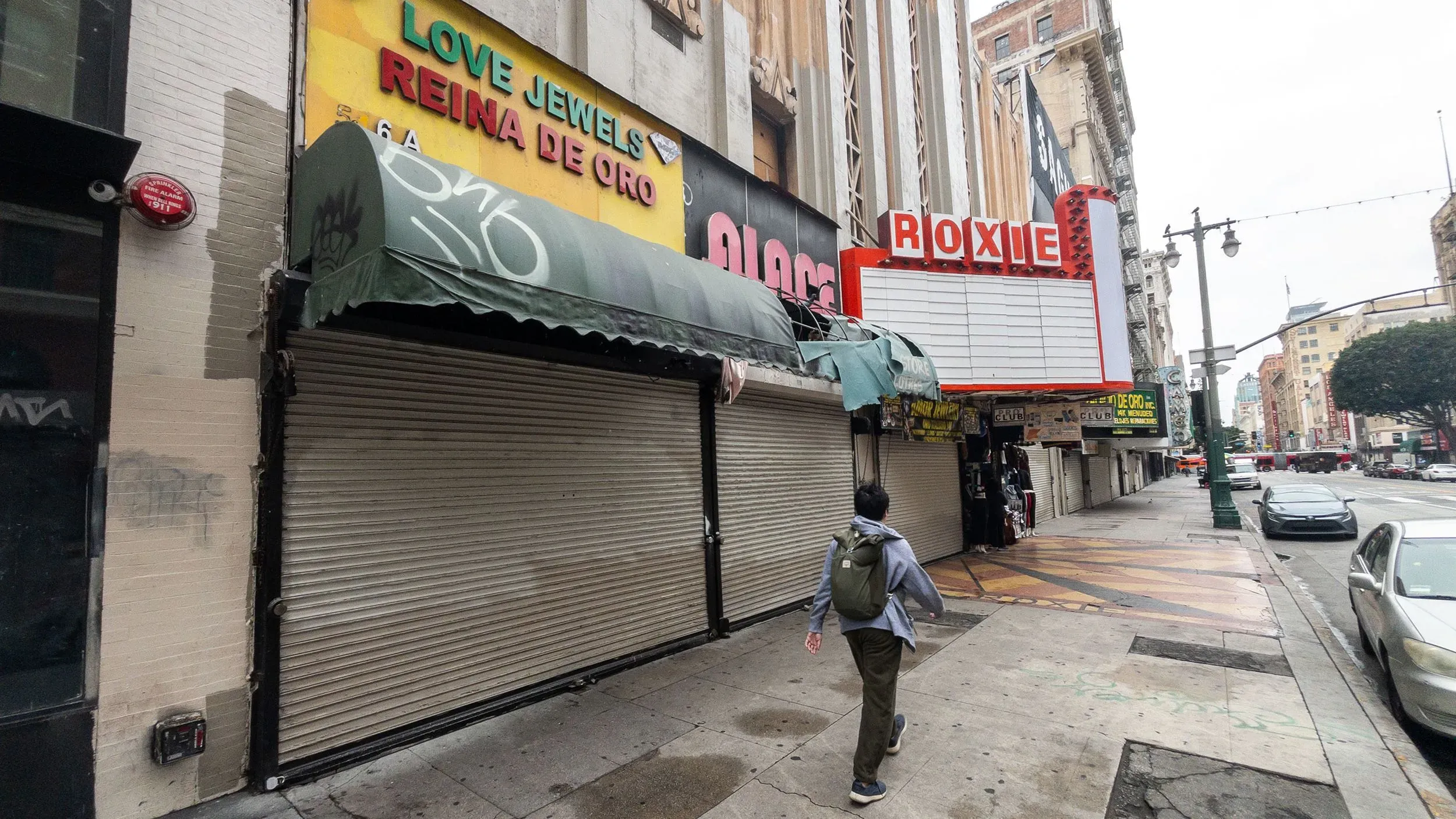 واجهة متجر "لوف جويلز" المغلقة في لوس أنجلوس، مع لافتة تحمل اسم المتجر، بعد سرقة بملايين الدولارات.