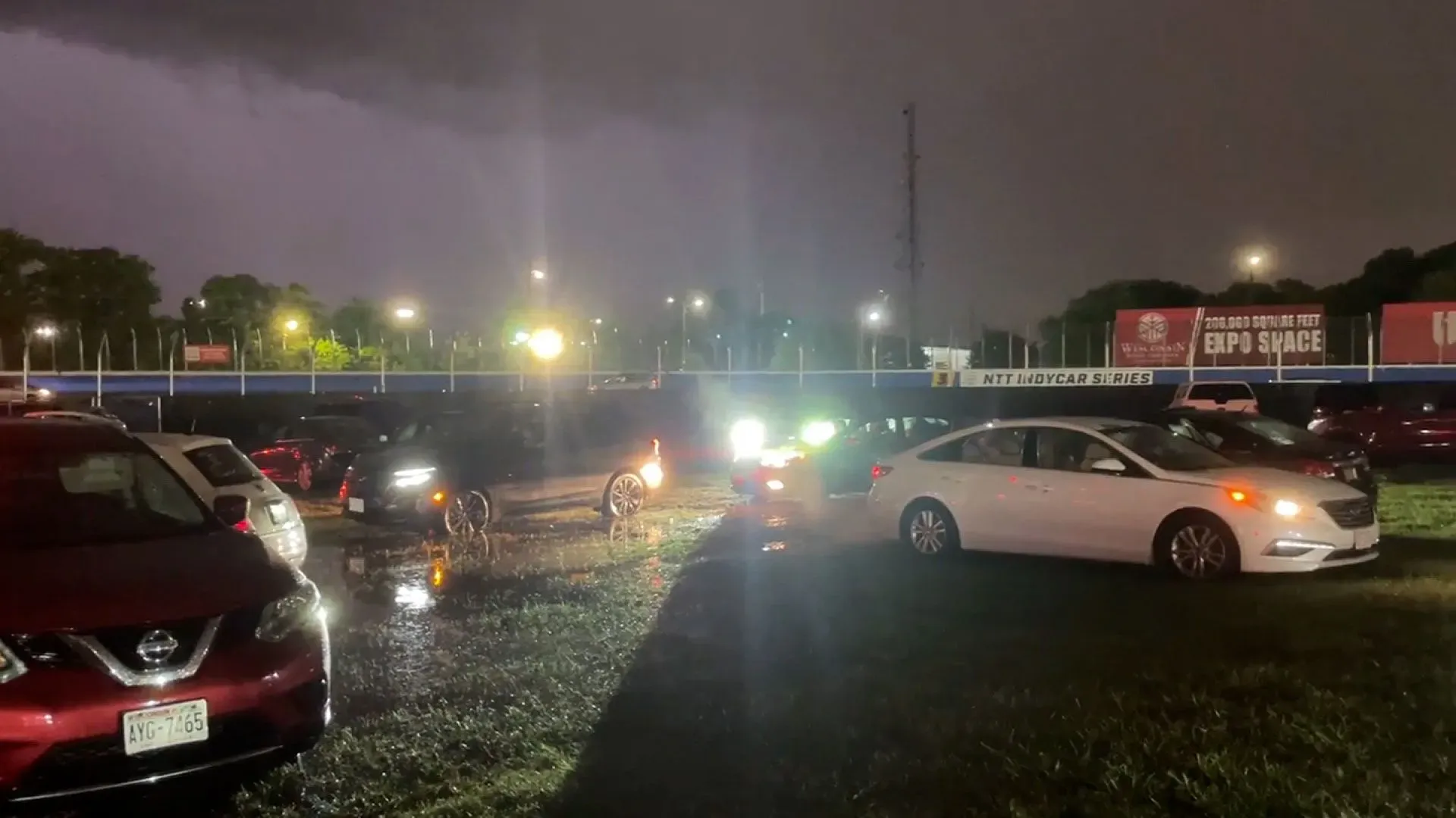 سيارات متوقفة في موقف مائي خلال الفيضانات الناتجة عن الأمطار الغزيرة في ميلووكي، مما أدى إلى إغلاق معرض الولاية.