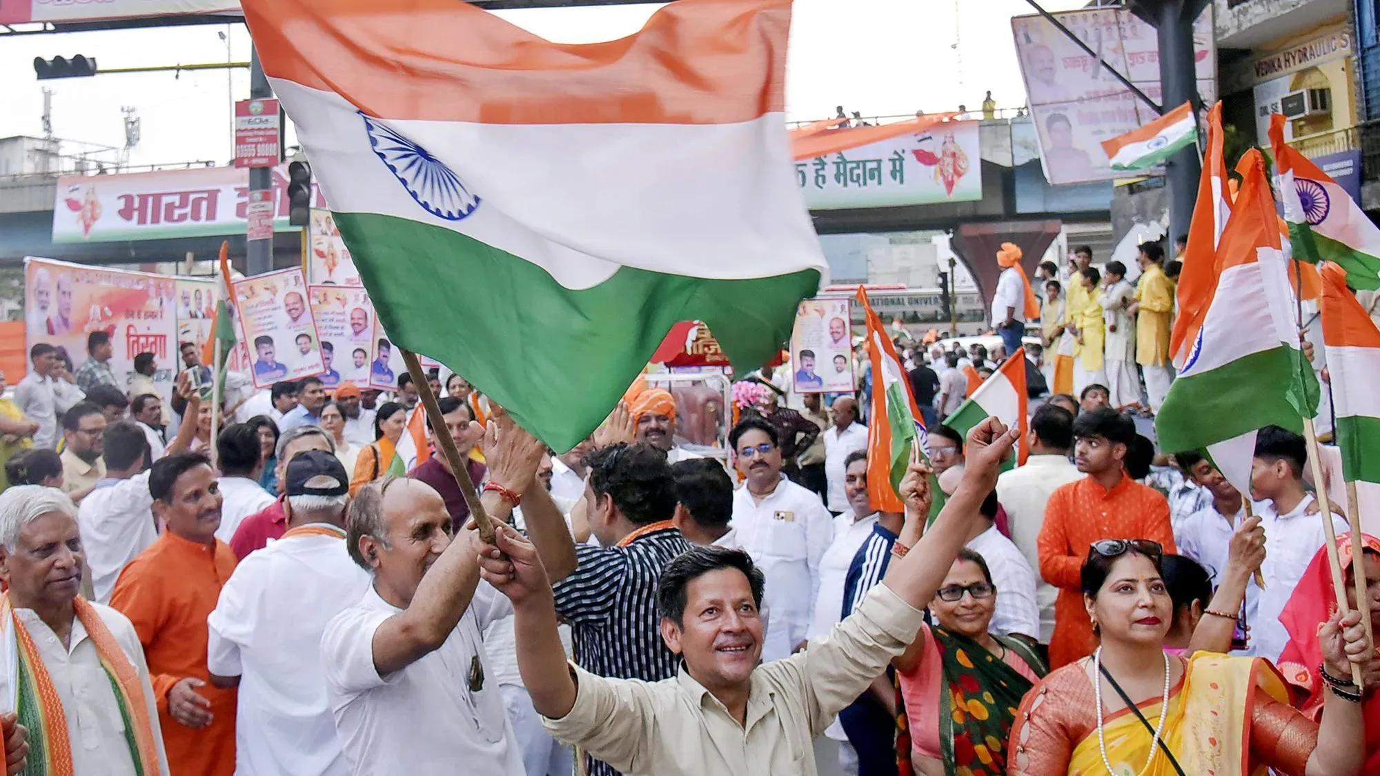 محتجون يحملون أعلام الهند خلال تظاهرة حاشدة، تعبيراً عن الفخر الوطني في ظل التوترات مع باكستان.