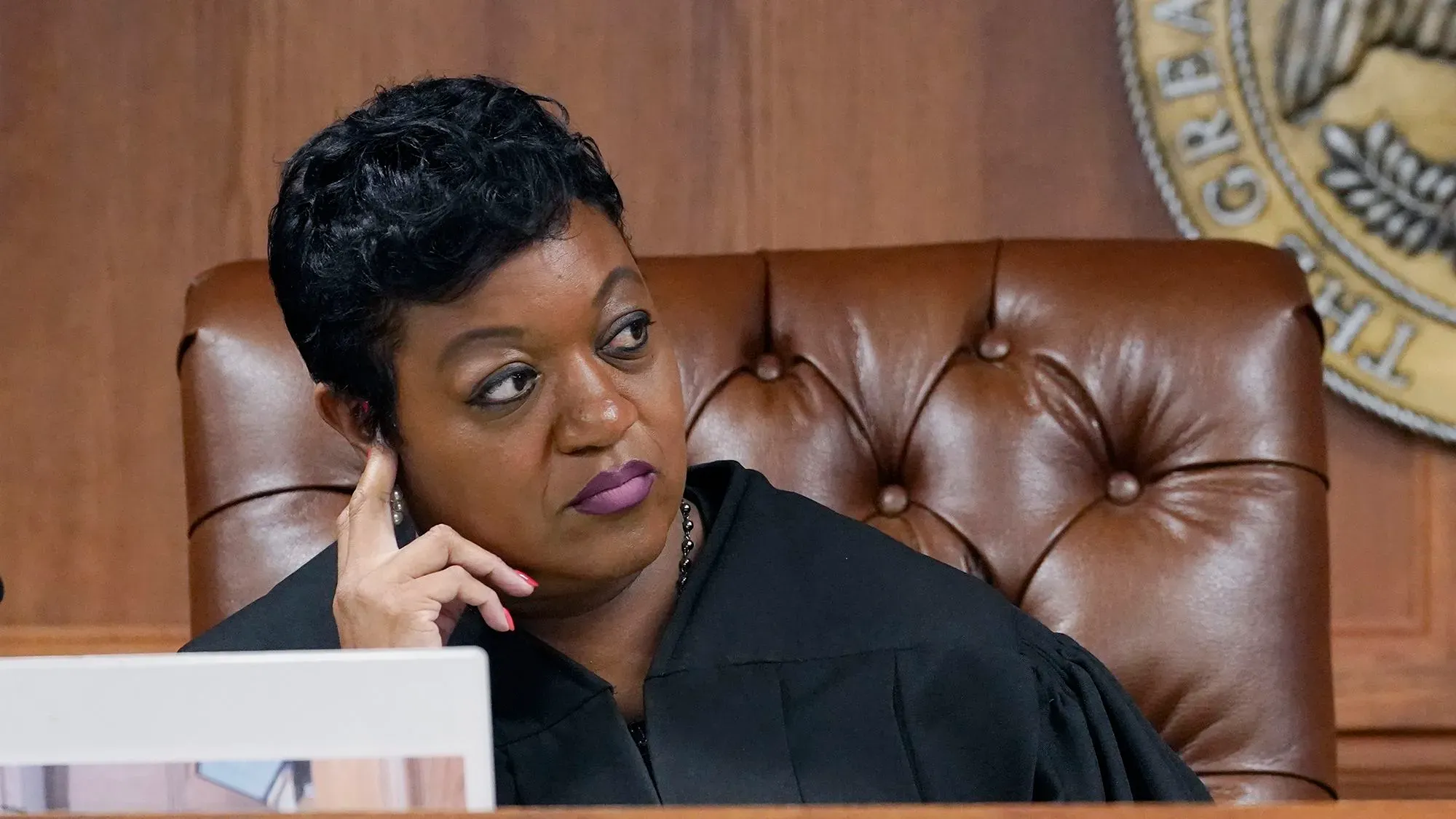 قاضية تنظر في قضية تتعلق بدعوى تشهير ضد صحيفة في مسيسيبي، تعبيرها يدل على التركيز والاهتمام بالقضية.