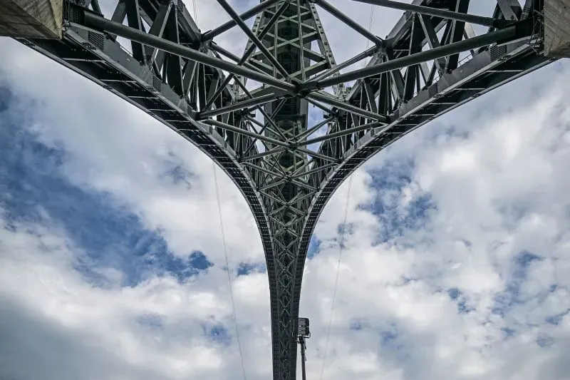 جسر تشيناب في كشمير، أعلى جسر للسكك الحديدية في العالم، يظهر بتصميمه الفريد تحت سماء ملبدة بالغيوم، مما يعكس الاستثمارات الهندية في البنية التحتية.