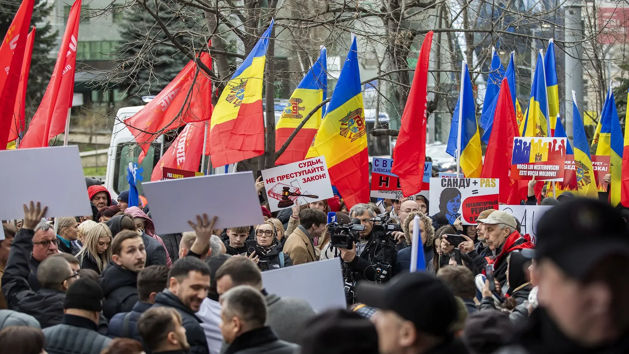 تجمع حشود من المتظاهرين في كيشيناو، حاملي أعلام مولدوفا الحمراء والزرقاء، احتجاجًا على التدخل الروسي في السياسة المحلية.