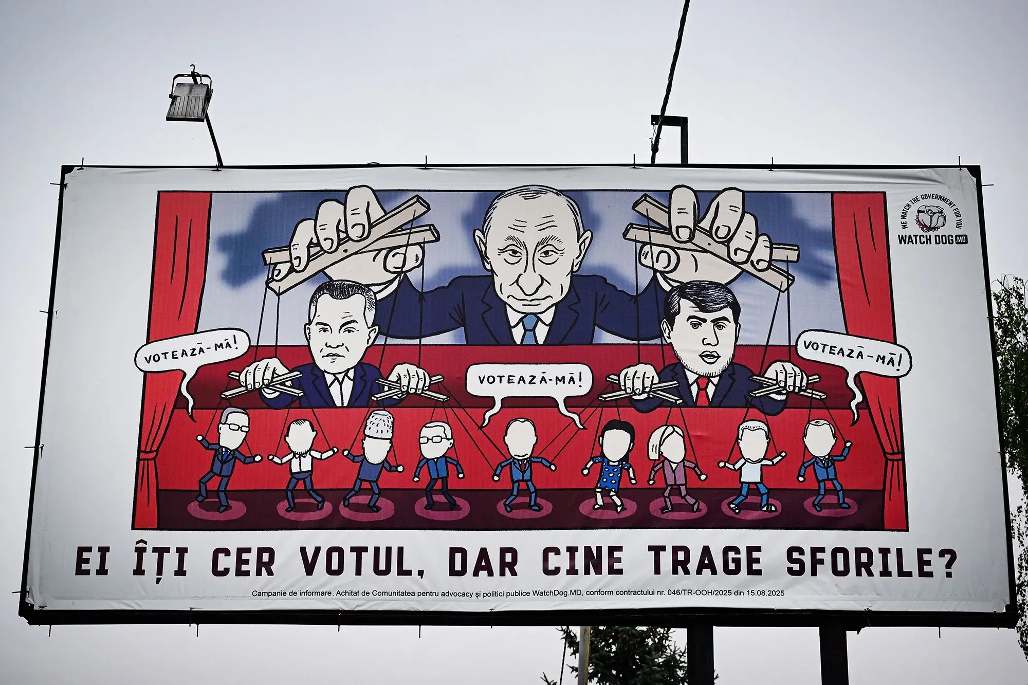 ملصق يظهر شخصيات سياسية تتحكم بها خيوط، مع صورة لفلاديمير بوتين في الخلفية، يعكس التدخل الروسي في الانتخابات المولدوفية.