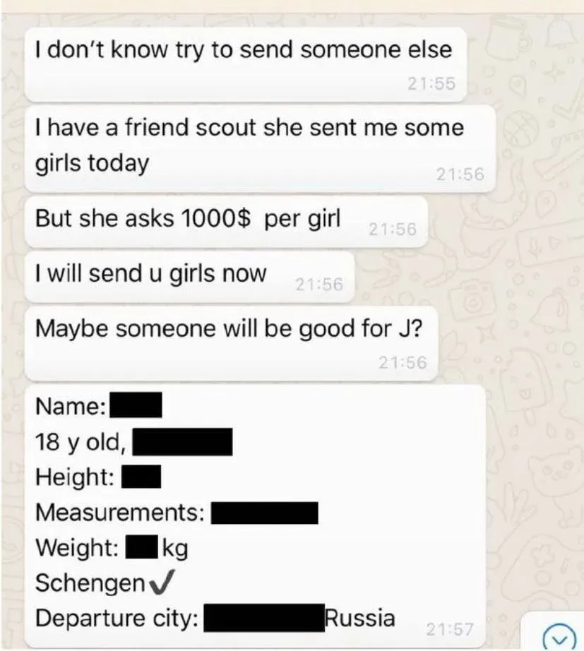 محادثة نصية تناقش إرسال فتيات، مع تفاصيل حول العمر والقياسات، مما يثير تساؤلات حول السياق والمشاركين.