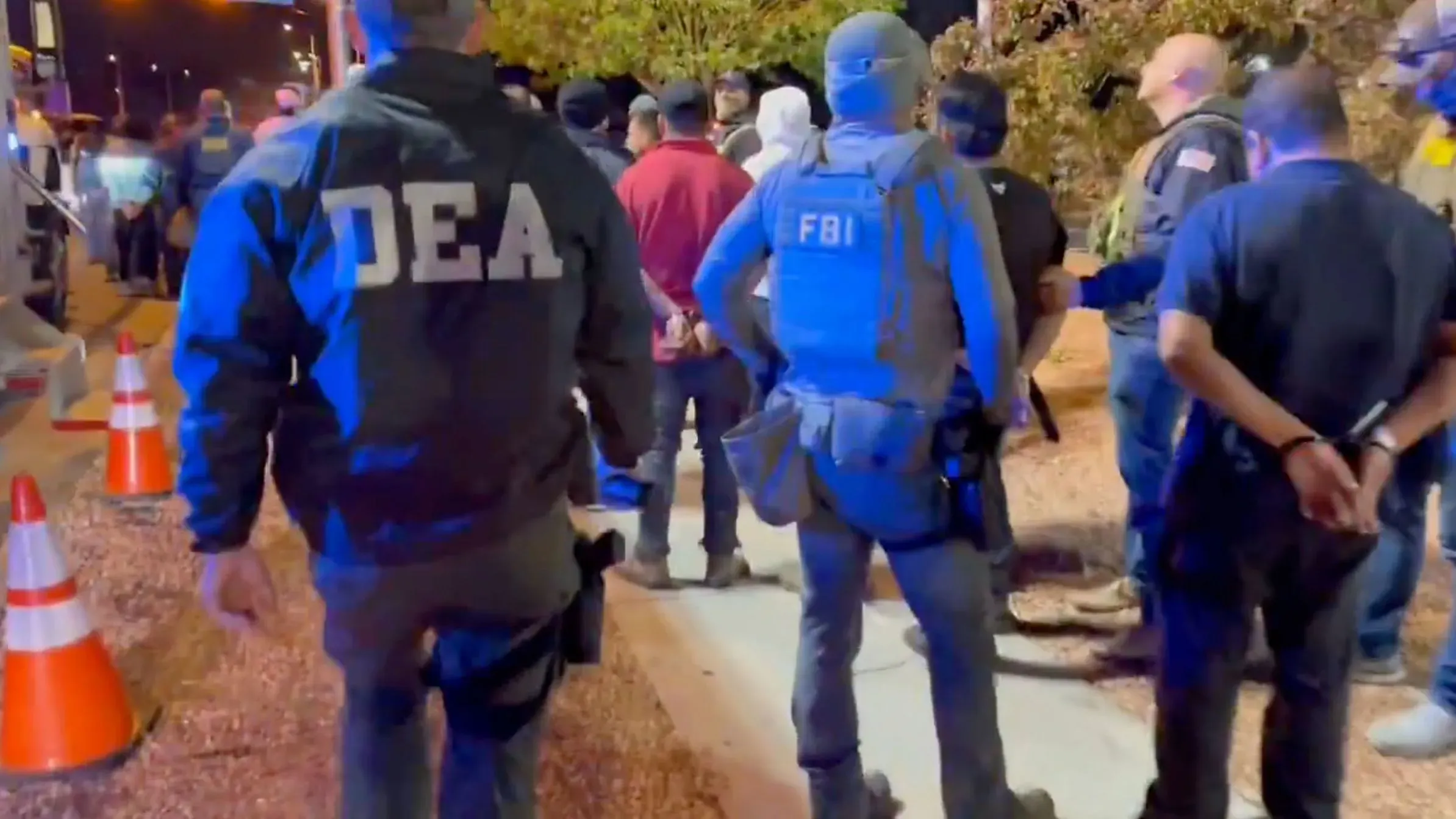 مداهمة لملهي ليلي في كولورادو سبرينغز من قبل عملاء DEA وFBI، مع اعتقال أكثر من 100 مهاجر متهمين بالوجود غير القانوني.