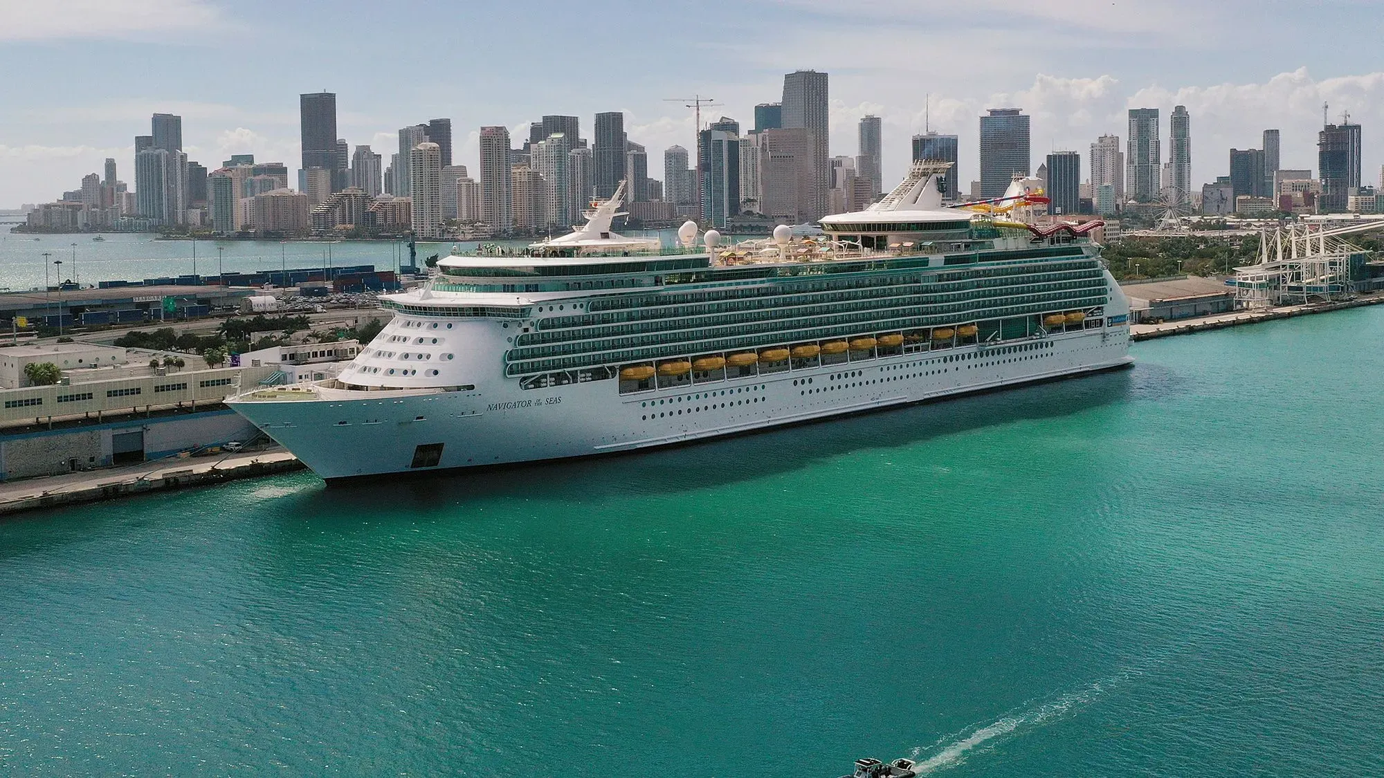 سفينة رويال كاريبيان "نافيجيتور أوف ذا سيز" ترسو في ميناء لوس أنجلوس، مع خلفية المدينة، بعد تفشي مرض معدي بين الركاب.