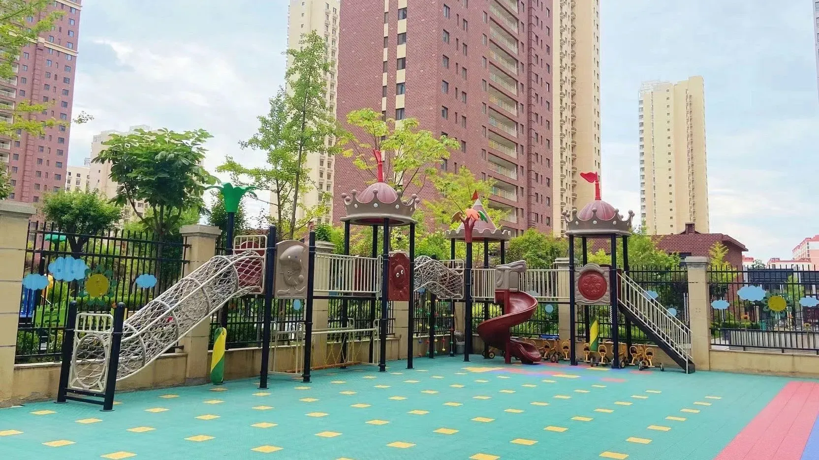 ملعب رياض الأطفال في شمال غرب الصين، حيث تم اكتشاف مستويات غير طبيعية من الرصاص في دم الأطفال. يظهر في الصورة معدات اللعب والأبنية المحيطة.