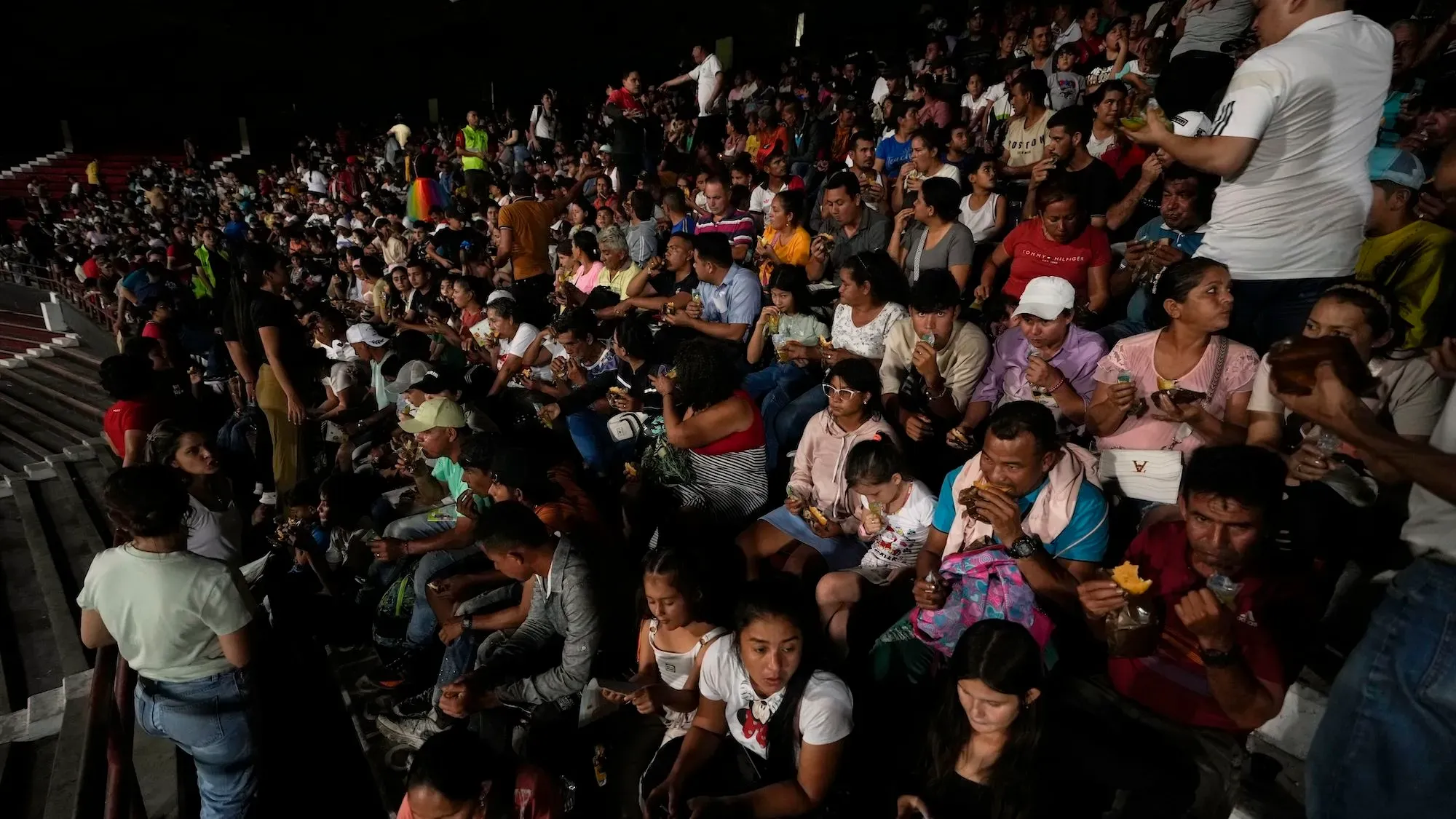 الحشود النازحة تجلس في ملعب كوكوتا، حيث يتلقون المساعدات الإنسانية بعد تفاقم العنف في كاتاتومبو بشمال شرق كولومبيا.