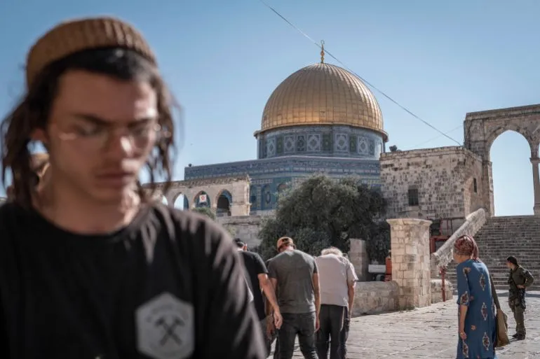 مستوطنون يهود يقتحمون باحات المسجد الأقصى في القدس الشرقية تحت قبة الصخرة الذهبية خلال احتفالات دينية يهودية.