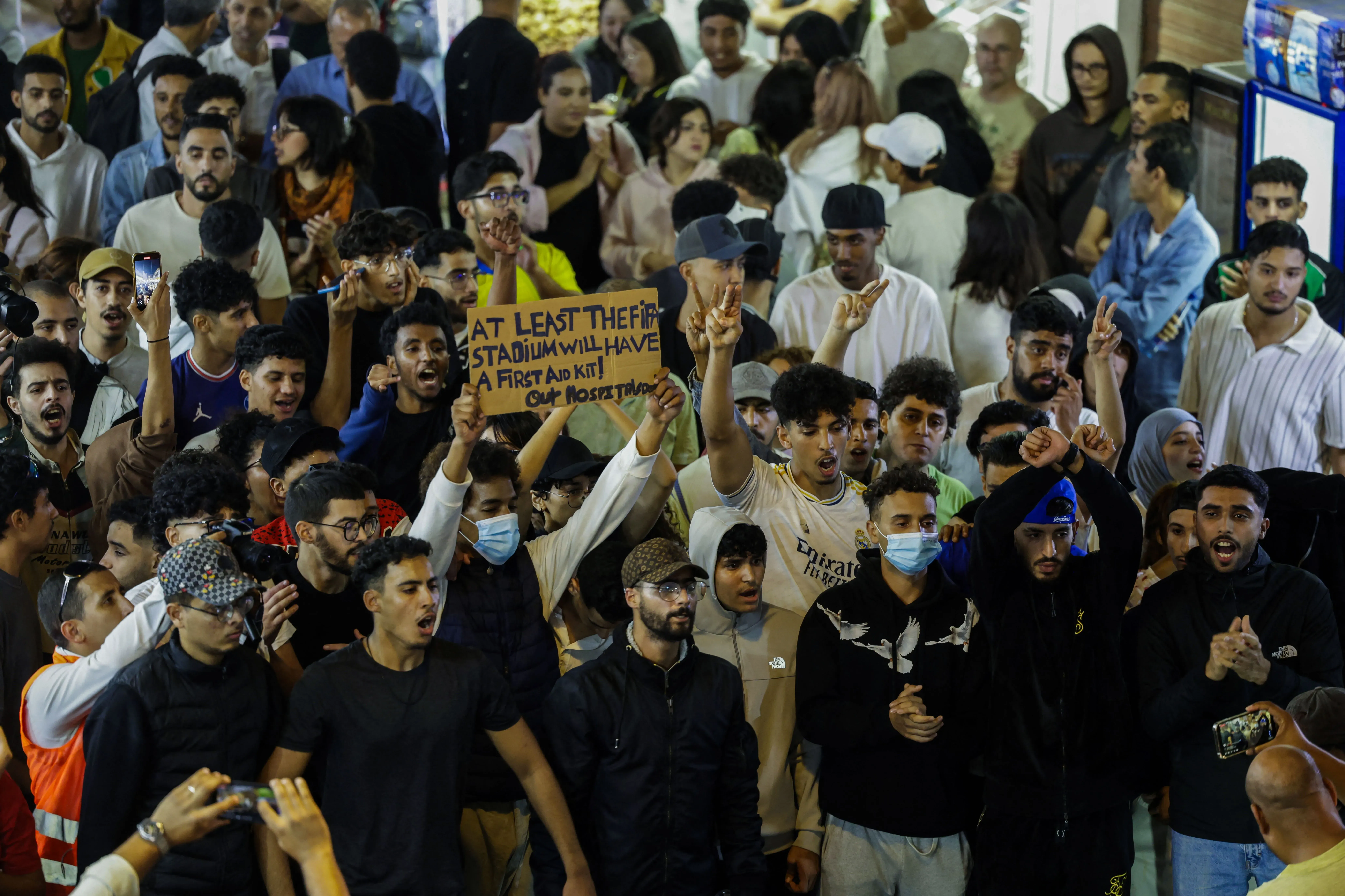 مظاهرة حاشدة في المغرب حيث يرفع المحتجون لافتة تعبر عن مطالبهم، في ظل تصاعد الاحتجاجات ضد الحكومة.