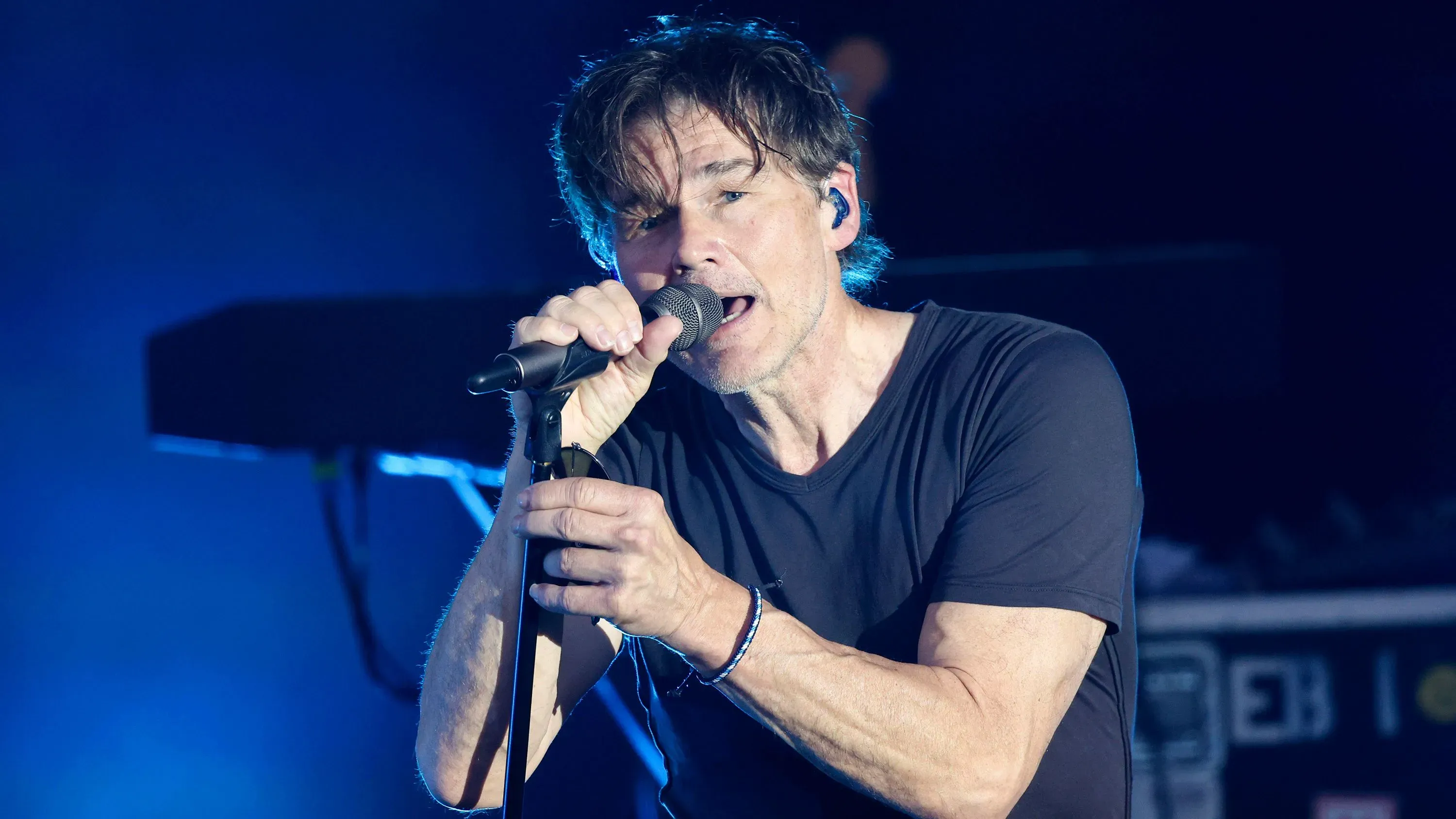 مورتن هاركيت، مغني فرقة a-ha، يؤدي على المسرح، معبرًا عن تحدياته مع مرض باركنسون وتأثيره على صوته.