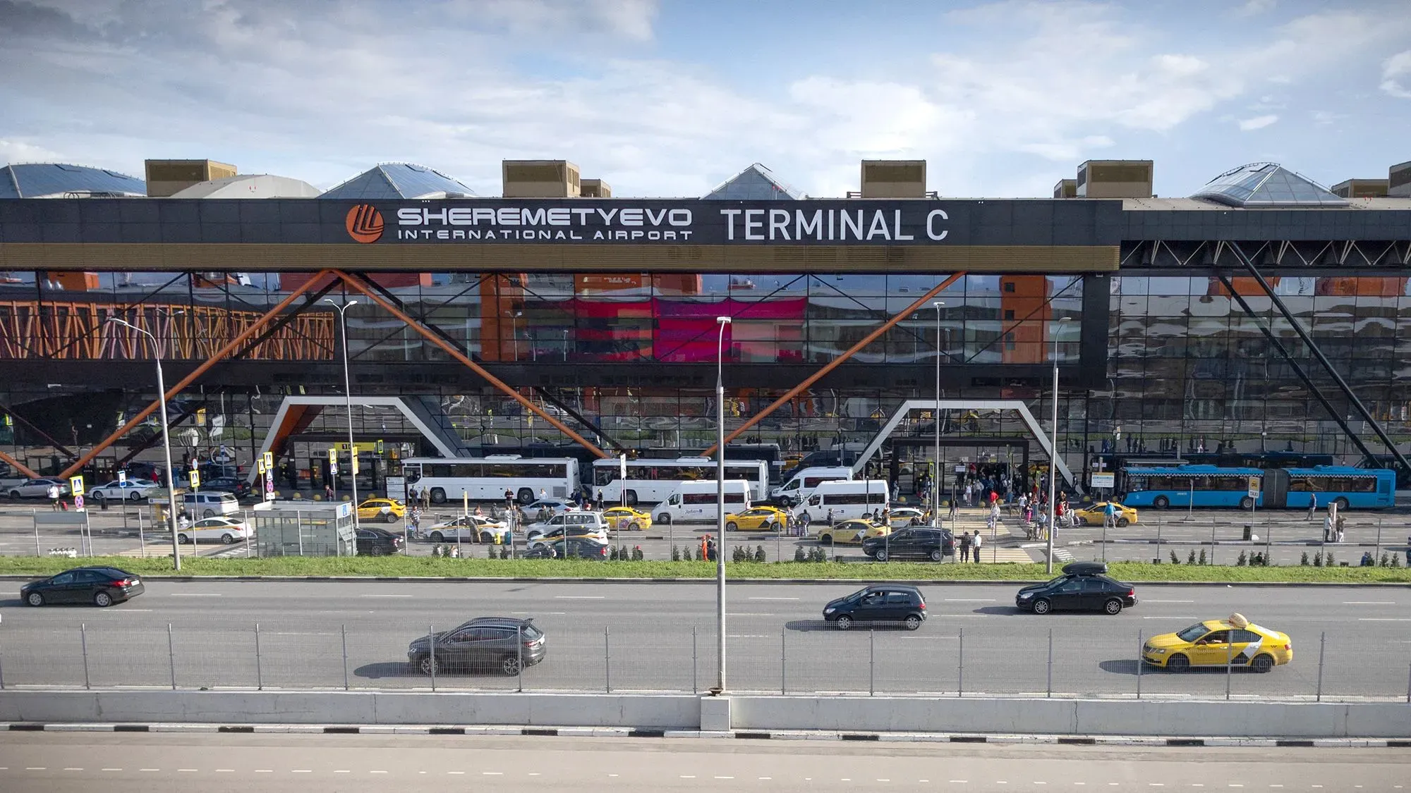 واجهة مطار شيريميتيفو الدولي في موسكو، تُظهر حركة المرور والمركبات أمام المبنى، في ظل مناقشات حول استئناف الرحلات الجوية.