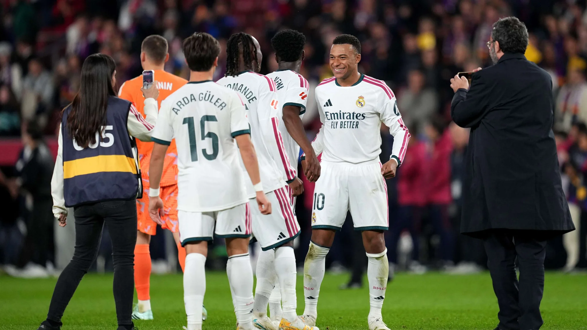 لاعبو ريال مدريد يحتفلون بعد فوزهم على برشلونة في مباراة الدوري الإسباني، مع التركيز على التكتيك وأخطاء برشلونة الدفاعية.