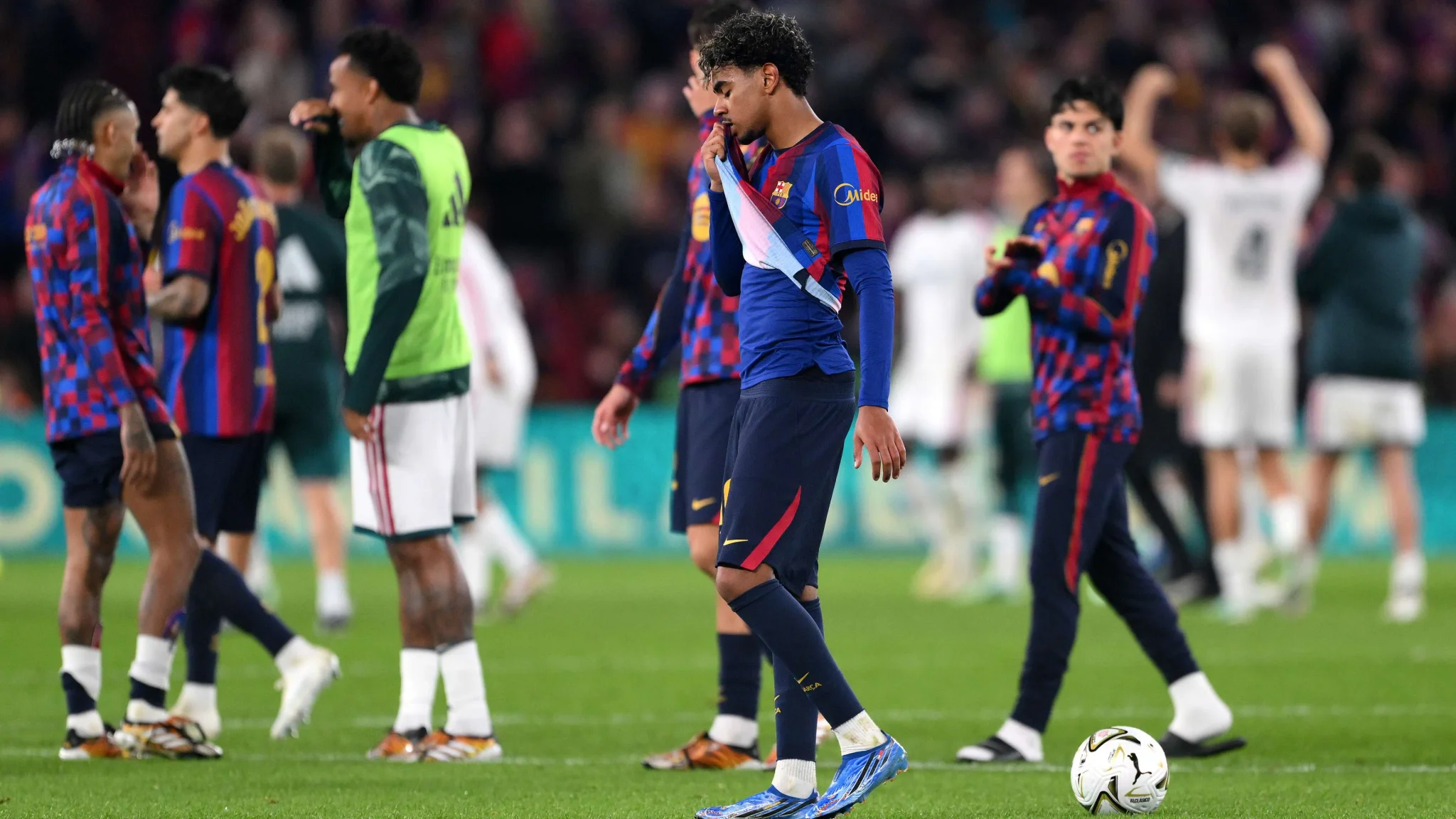 لاعبو برشلونة يظهرون تعابير خيبة الأمل والحزن بعد خسارة الفريق أمام ريال مدريد في مباراة الدوري الإسباني.