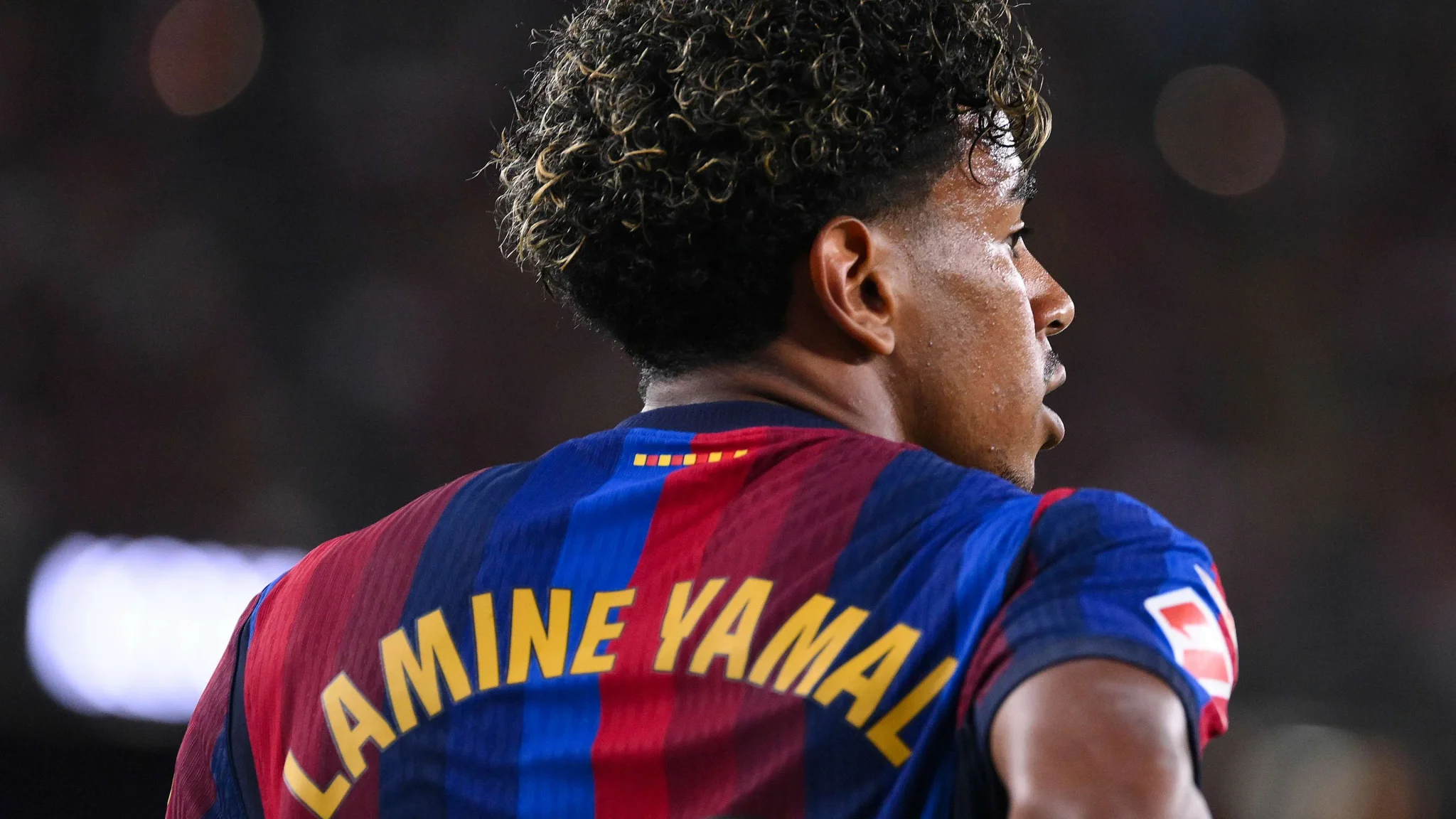لاعب برشلونة الشاب لامين يمال يرتدي قميص الفريق خلال مباراة، مسجلاً إنجازاً تاريخياً كأصغر لاعب يصل إلى 50 هدفاً في الدوريات الأوروبية الكبرى.