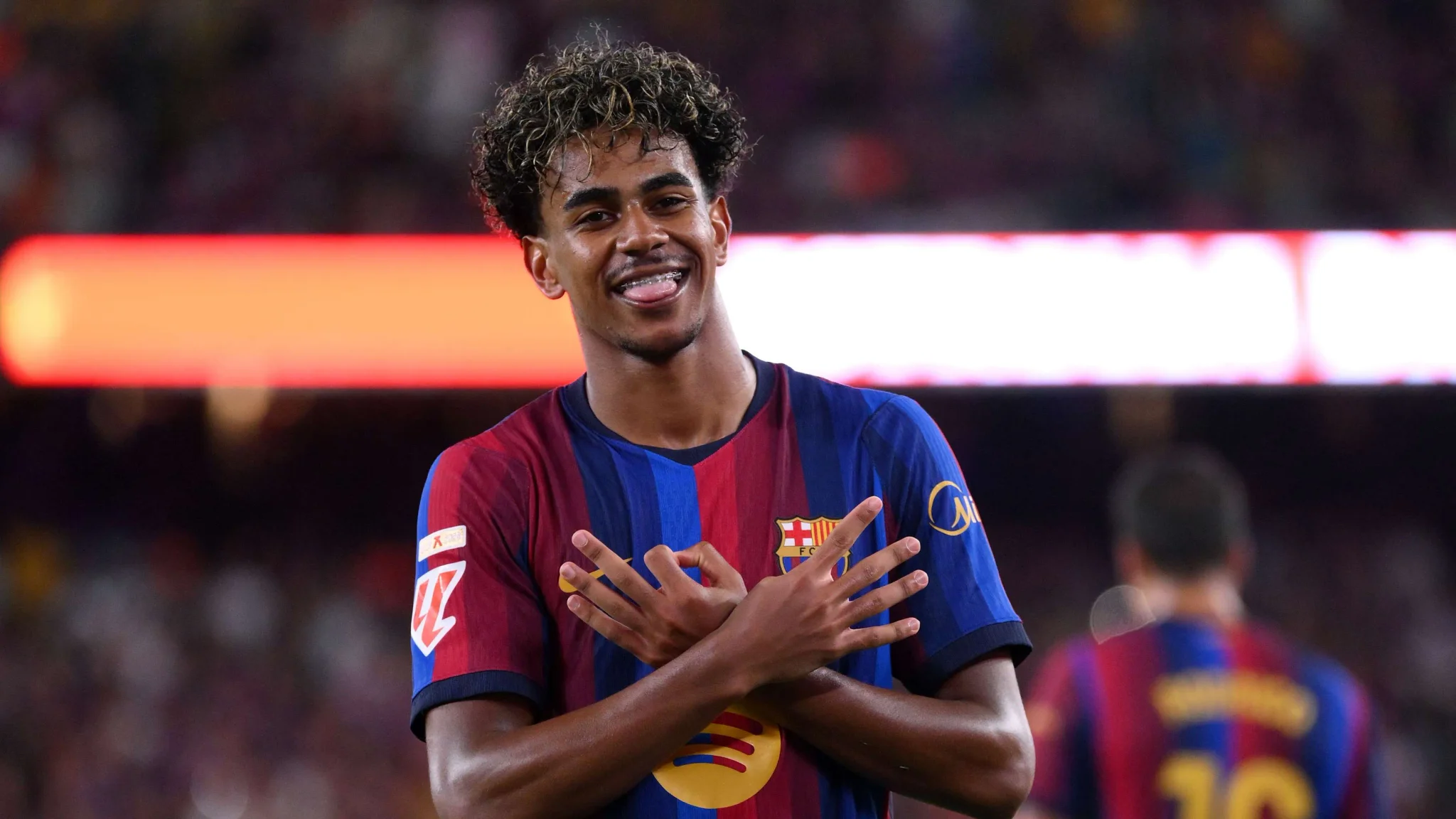 لاعب برشلونة الشاب لامين يمال يحتفل بهدفه الخمسين في الدوري الأوروبي وهو أصغر لاعب يحقق هذا الإنجاز في الدوريات الخمسة الكبرى.