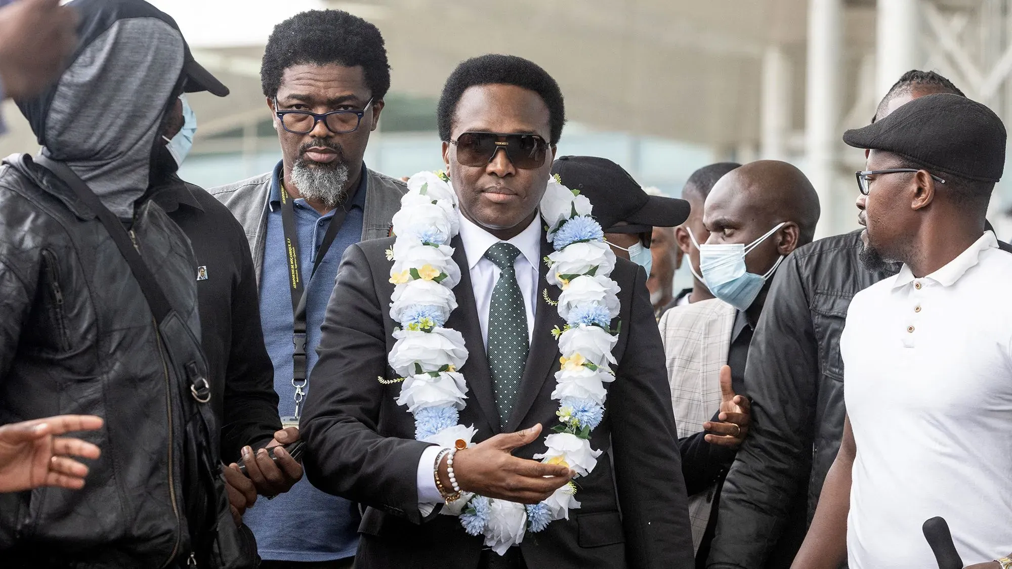 عاد زعيم المعارضة في موزمبيق، فينانسيو موندلين، إلى بلاده محاطًا بأنصاره، بعد فترة من المنفى وسط توترات سياسية.