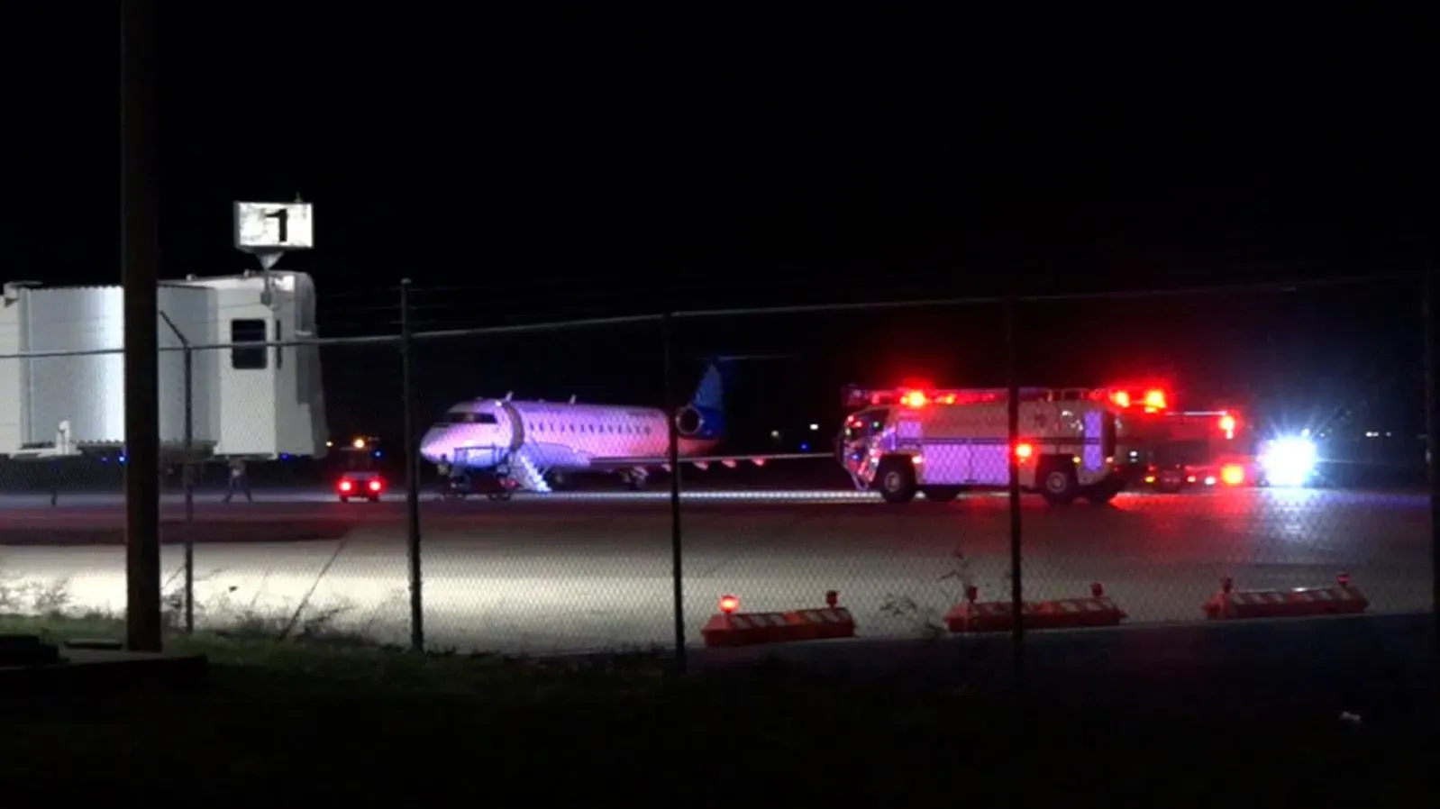 طائرة تابعة لشركة سكاي ويست في مطار واكو الإقليمي، مع وجود سيارات إسعاف في الموقع بعد هبوط اضطراري بسبب مطبات جوية.