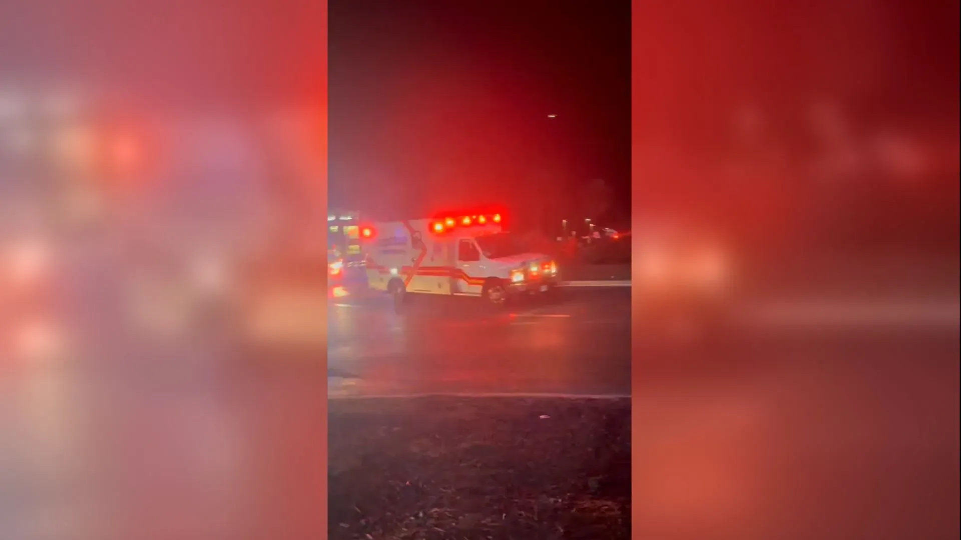 سيارة إسعاف تضيء بأضواء الطوارئ في موقع حادث اصطدام قارب بعبّارة في كليرووتر، فلوريدا، حيث تم نقل مصابين إلى المستشفى.