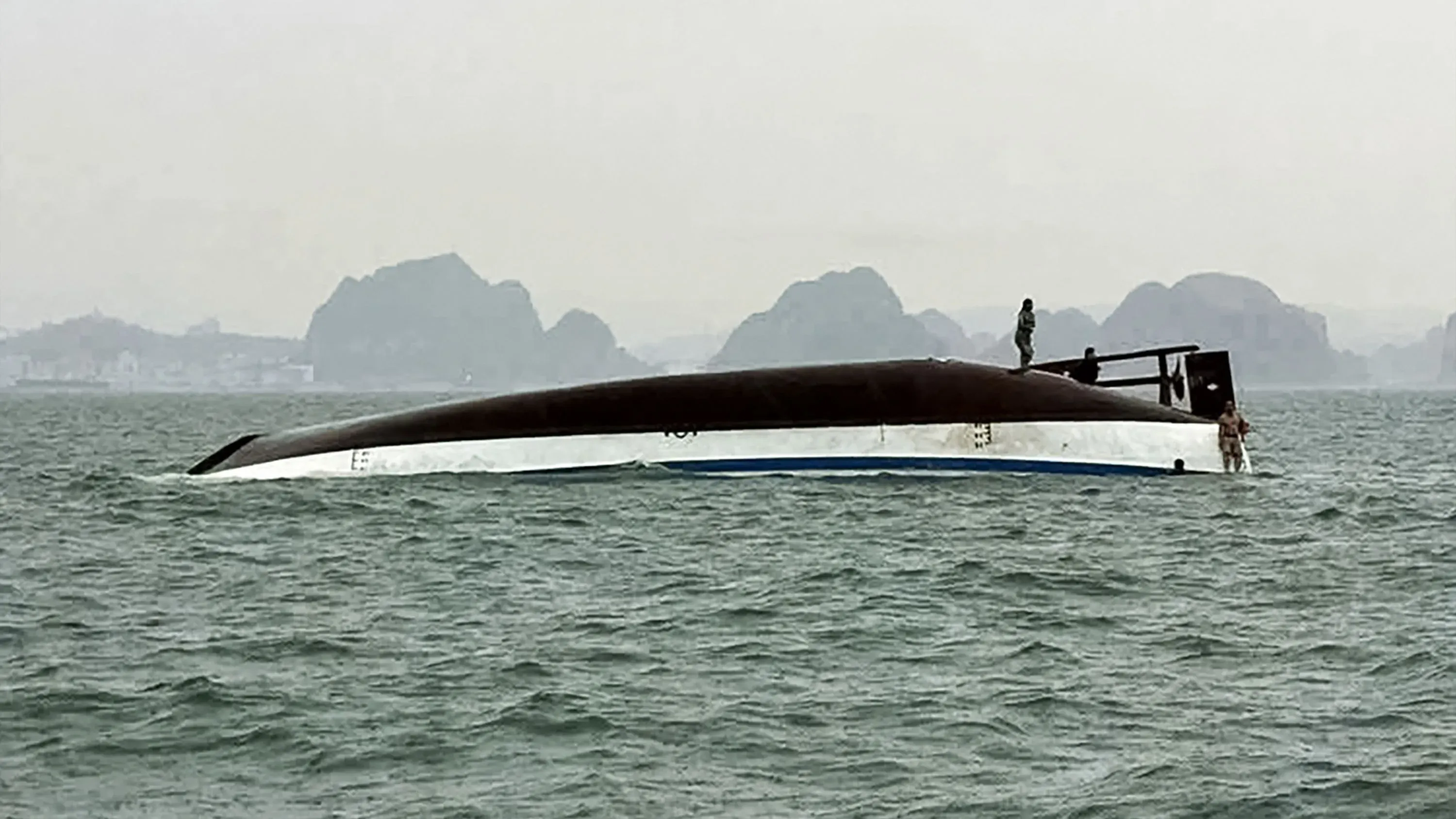 قارب سياحي مقلوب في خليج هالونج، حيث تم انتشال 18 جثة و12 ناجيًا، مع استمرار جهود البحث عن المفقودين.