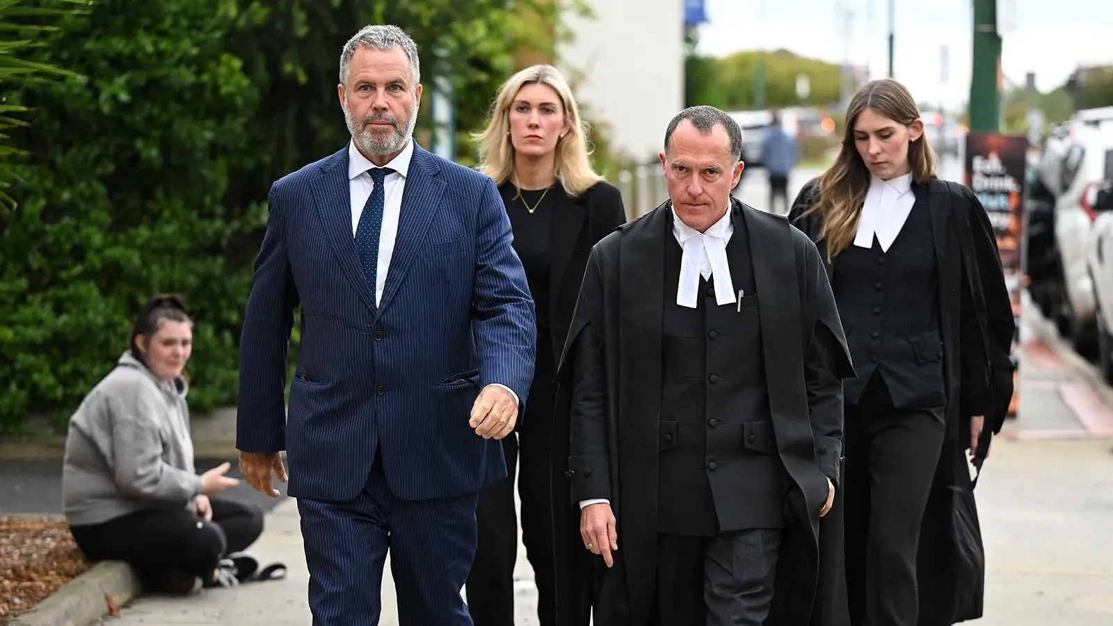 مجموعة من المحامين تسير نحو المحكمة في أستراليا، حيث تبدأ محاكمة إيرين باترسون بتهمة قتل ثلاثة أشخاص مسنين.