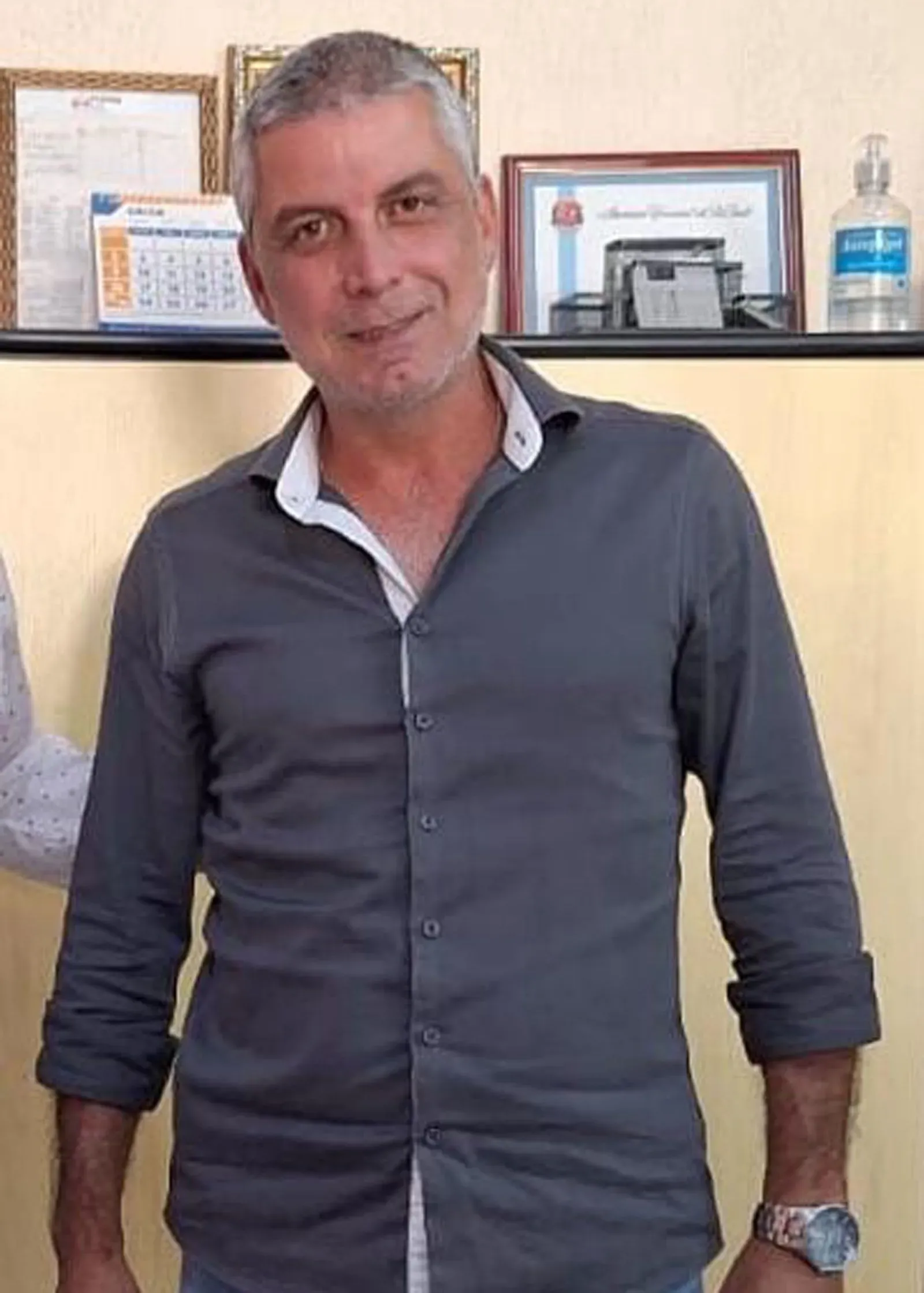 مارسيلو لومباردي، محامي معروف في ساو باولو، توفي بعد تناول مشروبات ملوثة بالميثانول، مما أثار أزمة صحية في البرازيل.