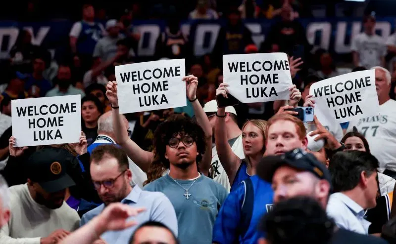 جماهير دالاس مافريكس تحمل لافتات ترحيب بلعبة لوكا دونشيتش، معبرة عن حبهم له بعد عودته للفريق، خلال مباراة في أمريكان إيرلاينز سنتر.