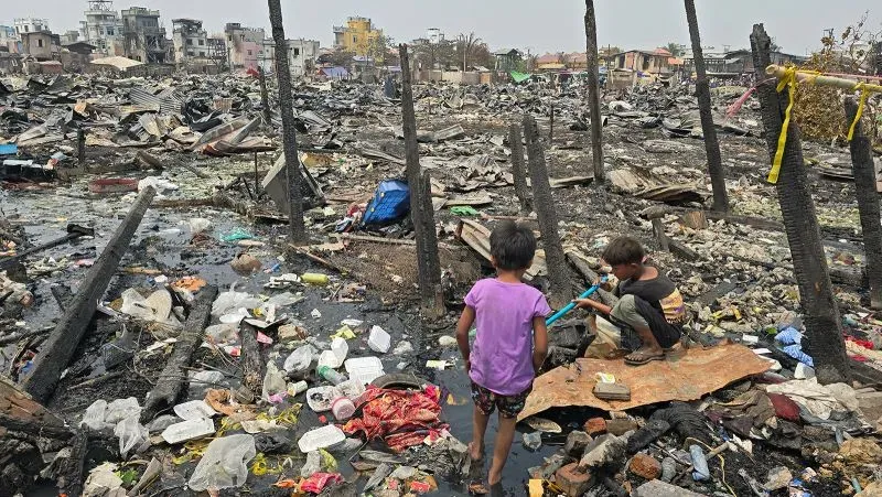 أطفال يلعبون في منطقة مدمرة بعد الزلزال في ميانمار، حيث تظهر الأنقاض والخراب مع تزايد الحاجة للمساعدات الإنسانية.