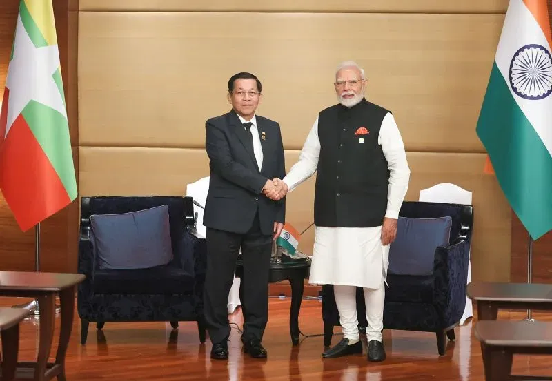 اجتماع بين الجنرال مين أونغ هلاينغ ورئيس الوزراء الهندي ناريندرا مودي، حيث يتبادلان المصافحة في إطار مناقشات حول المساعدات الإنسانية.