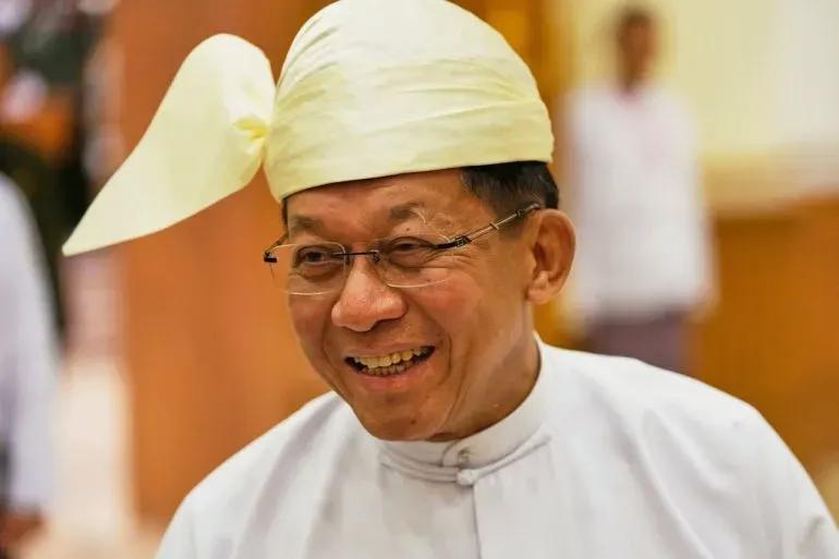 الرئيس Min Aung Hlaing مبتسم خلال اجتماع حكومي، حيث دعا الجماعات المسلحة في ميانمار للمشاركة في محادثات السلام.